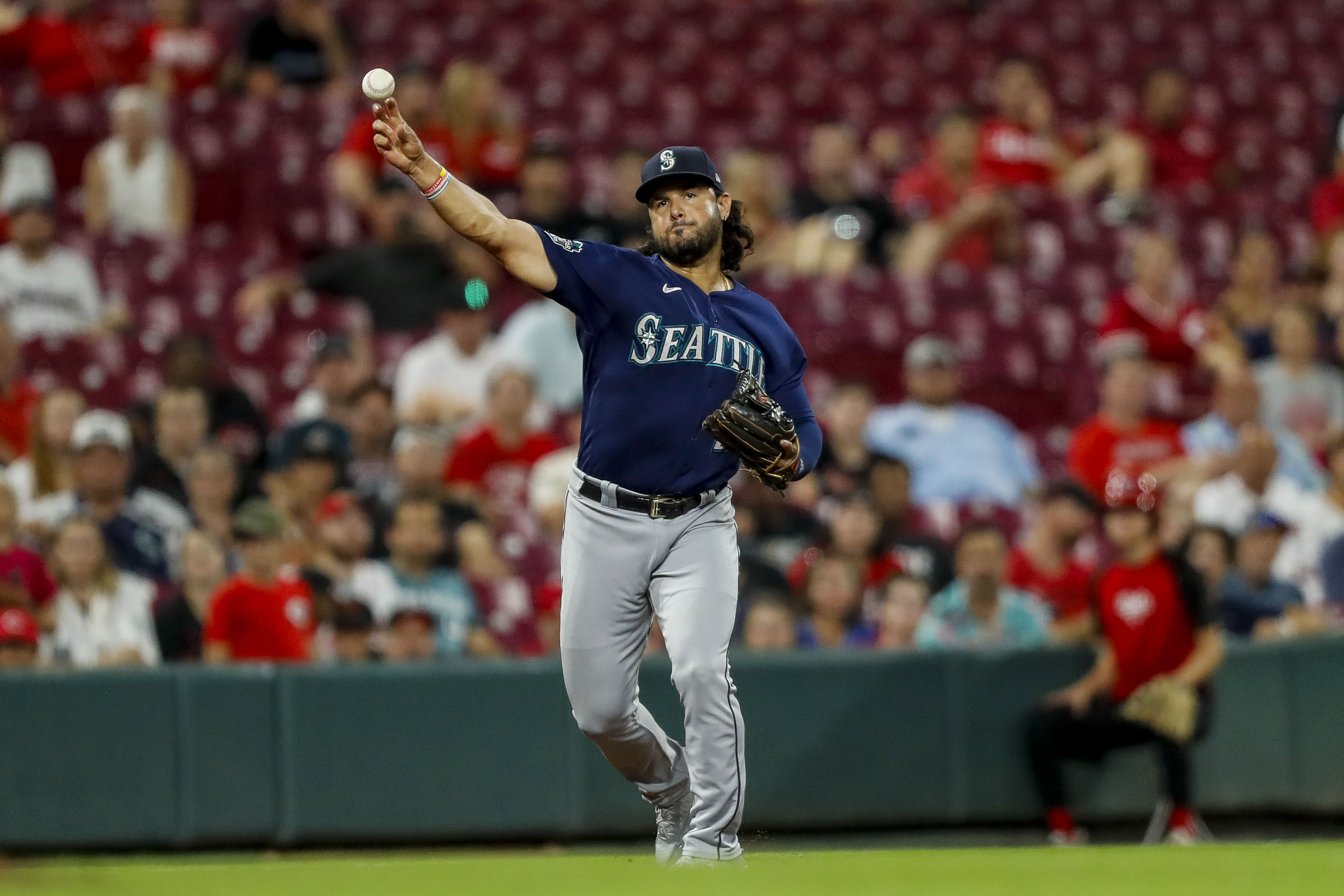 Nick Martini fuels Reds' late rally past Mariners