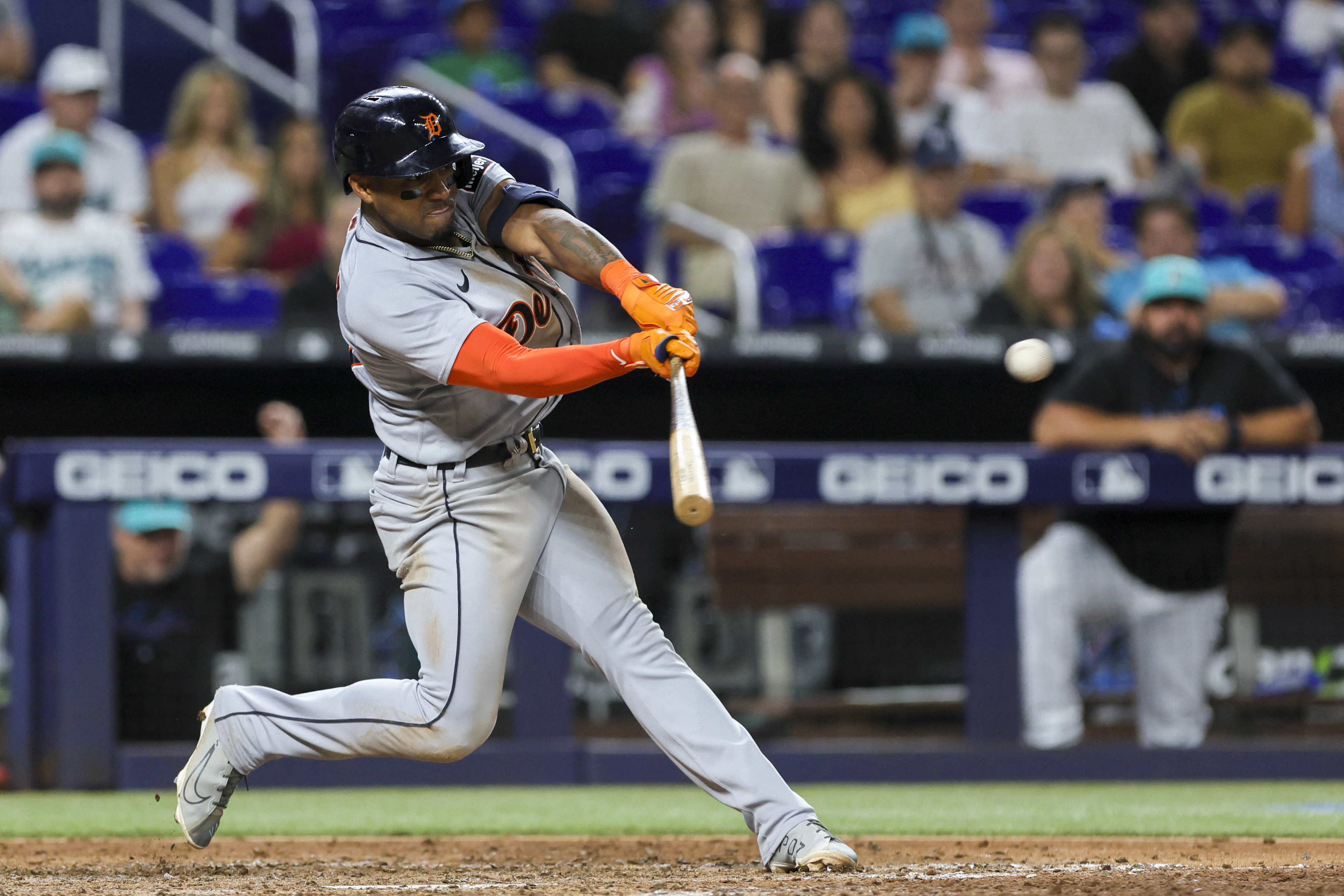 Marlins break late tie, hold off Tigers