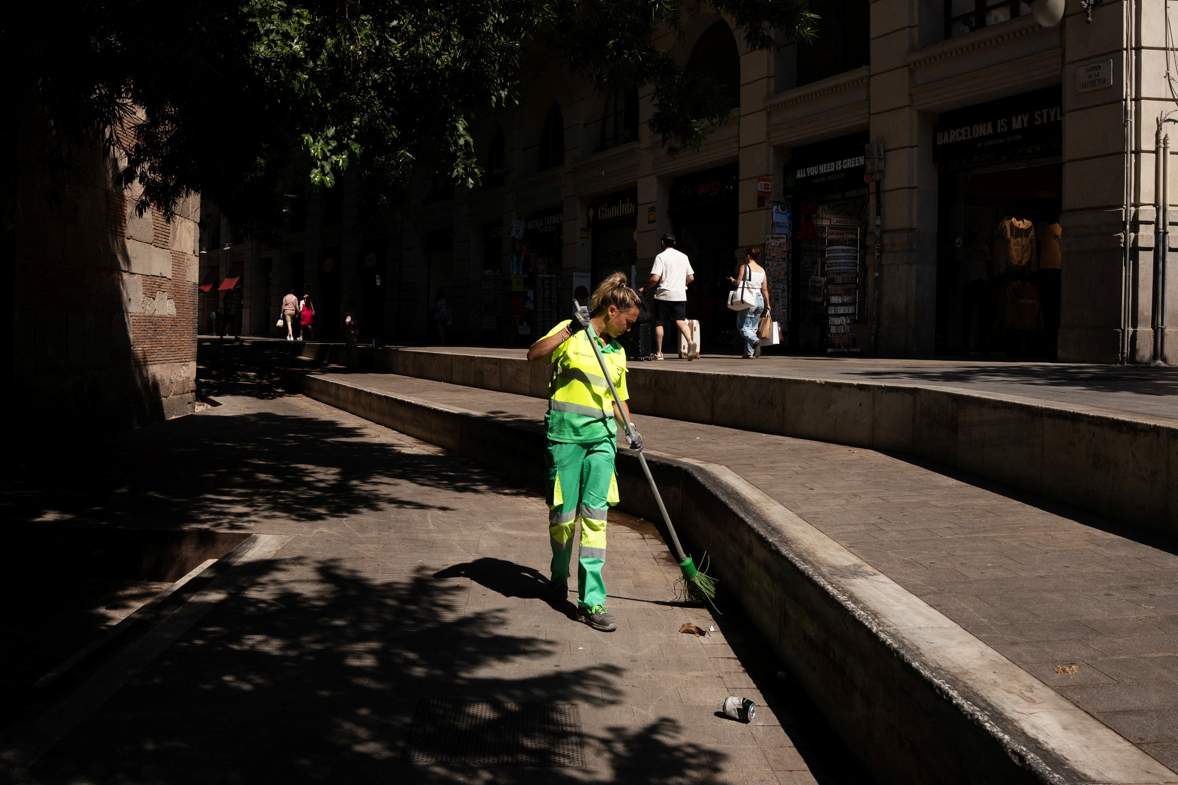 Barcelona introduces heat-monitoring bracelets for its outdoor
