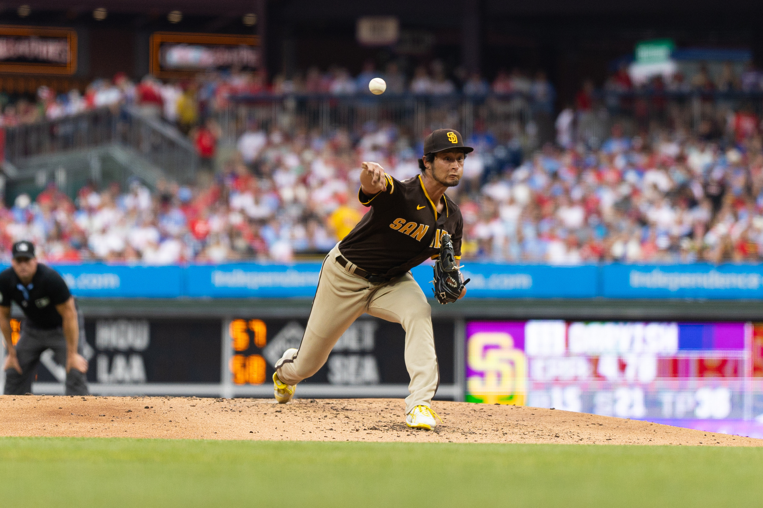 Padres sock four homers, roll past Phillies