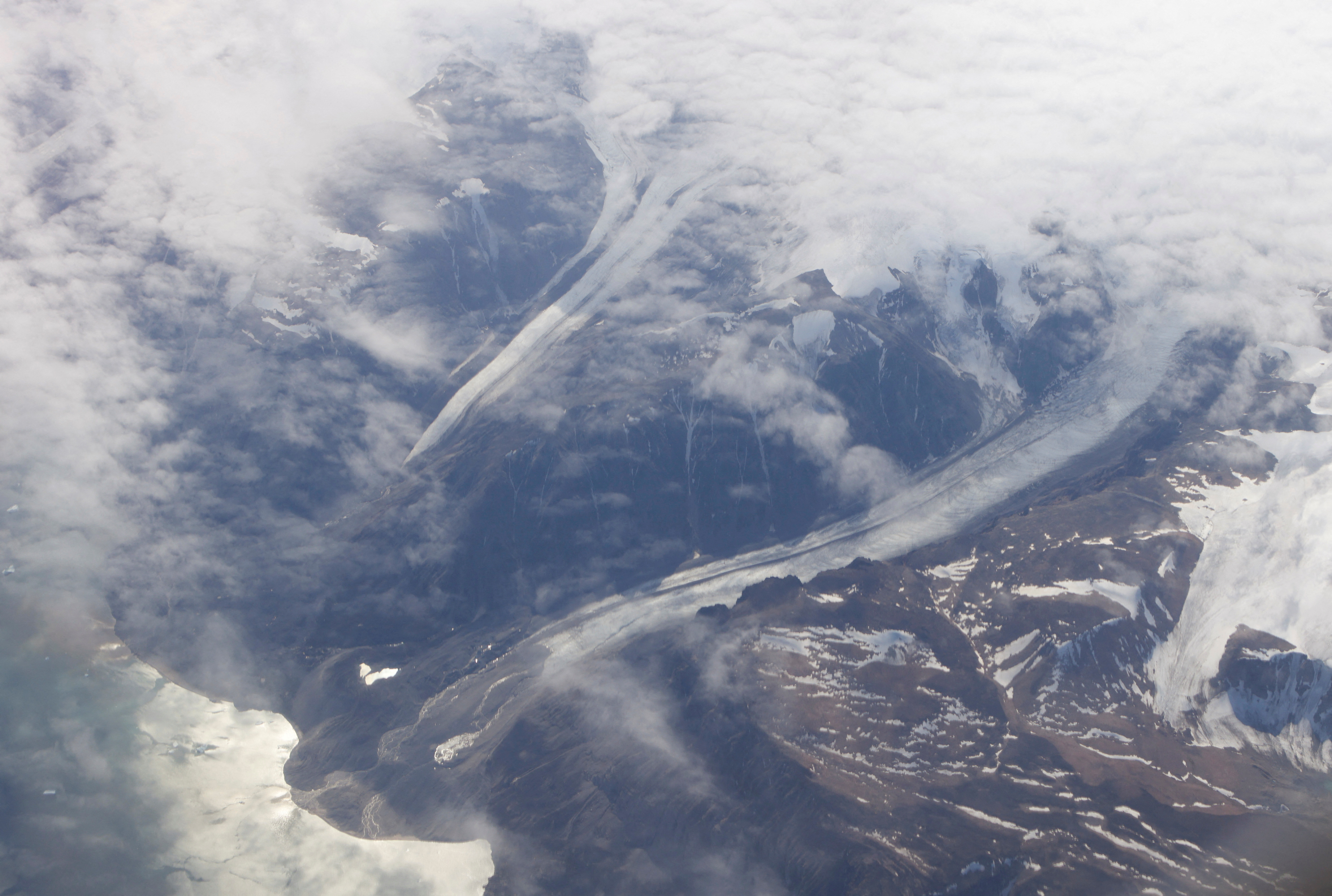 Vales cortados pelas geleiras do manto de gelo da Groenlândia através das montanhas da Groenlândia