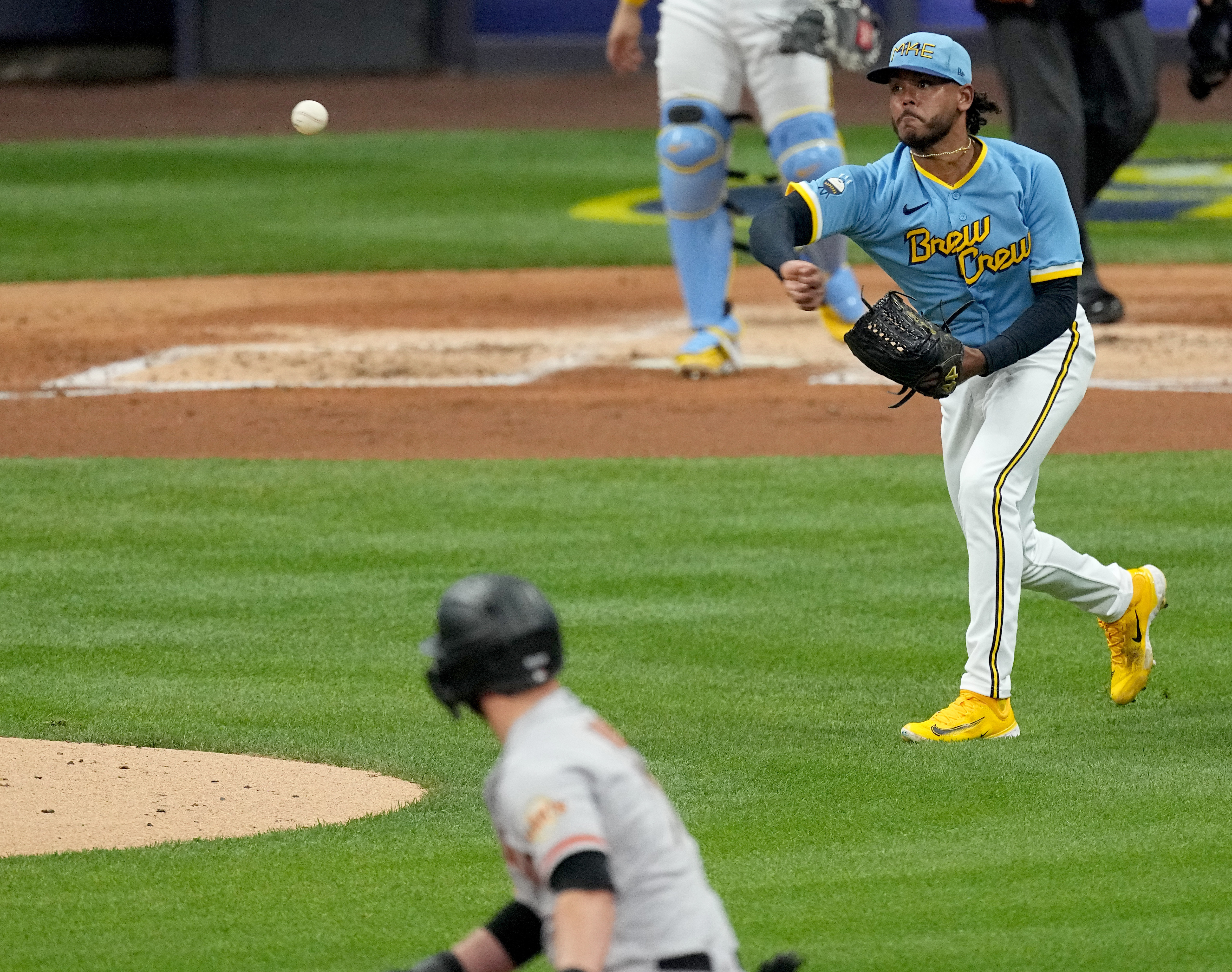 Brewers shortstop Willy Adames exits game vs. Giants after scary foul ball  incident