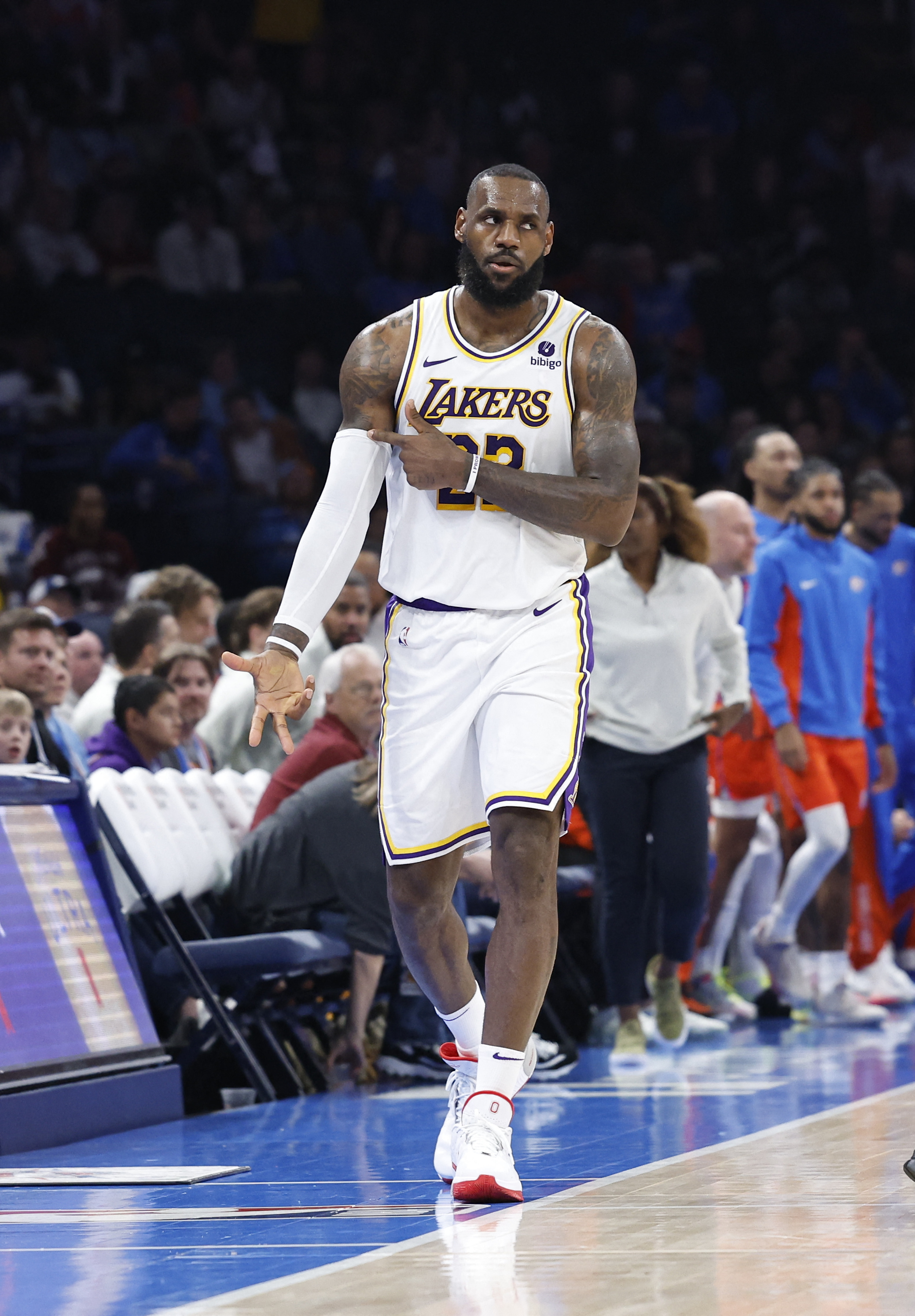 LeBron James scores 40 as Lakers top Thunder | Reuters