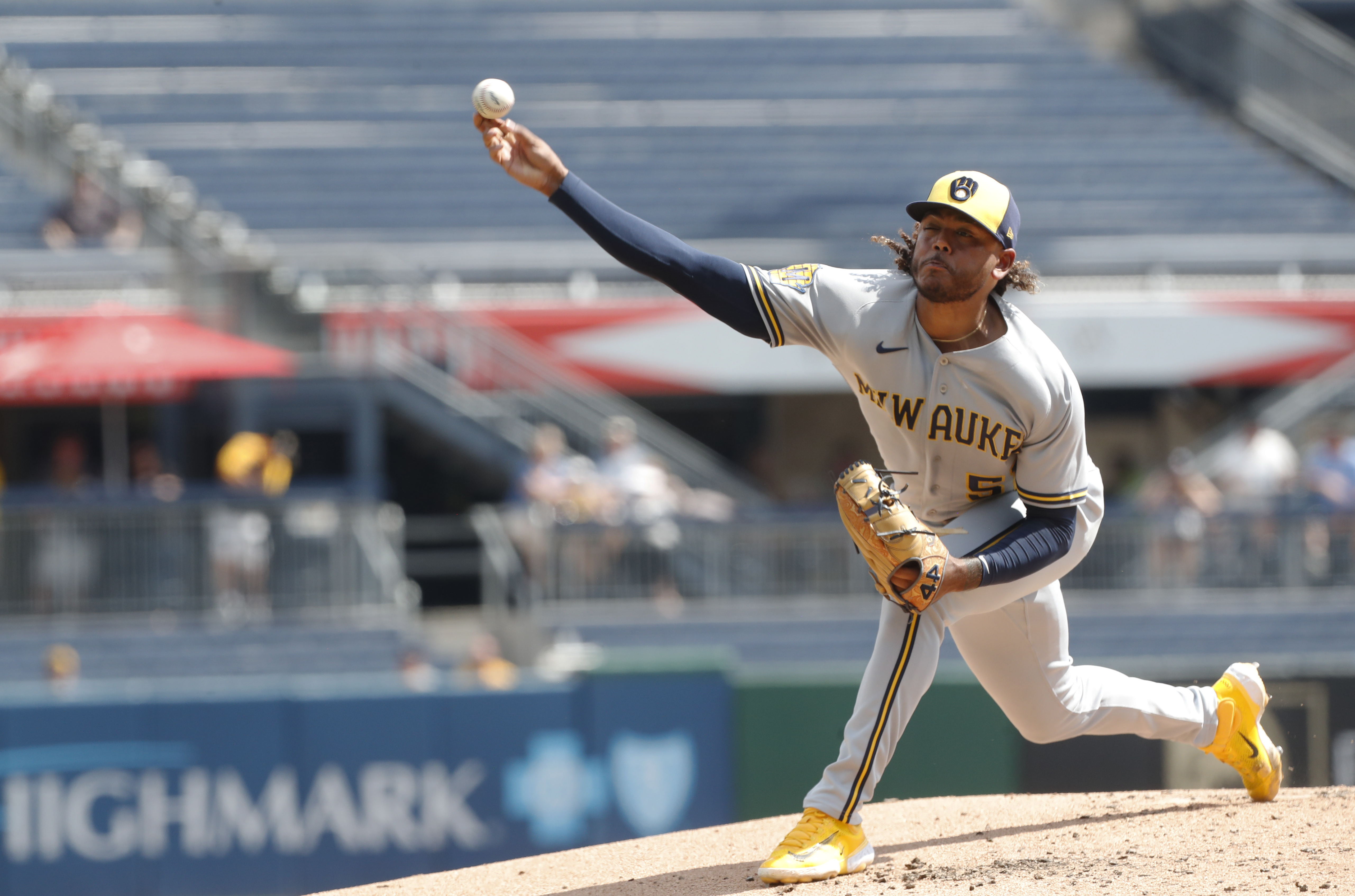 Pirates take series over Brewers in throwback uniforms