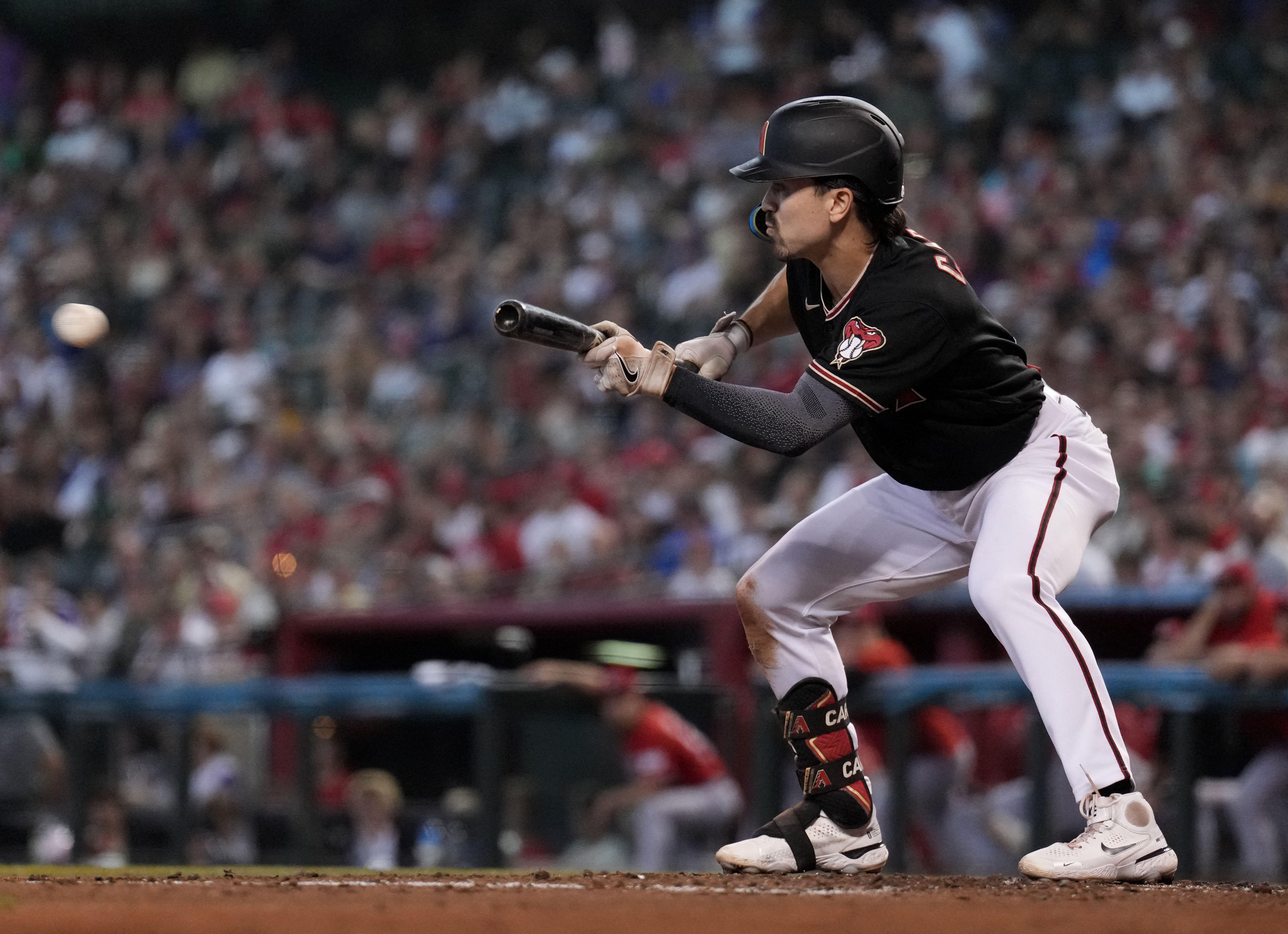 Reds halt D-backs' winning streak on balk in 11th