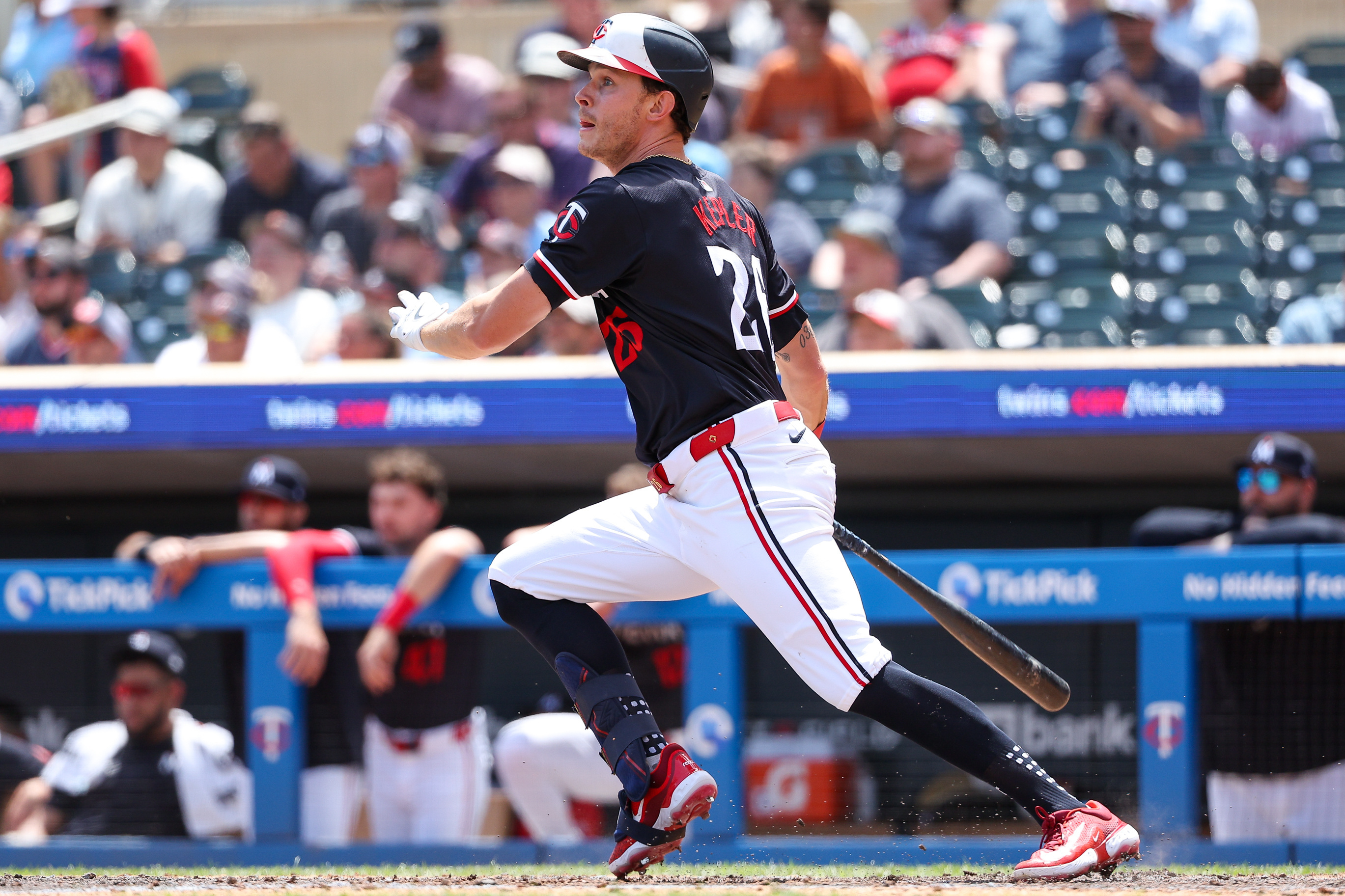 Twins rally from early deficit, take series from Royals | Reuters