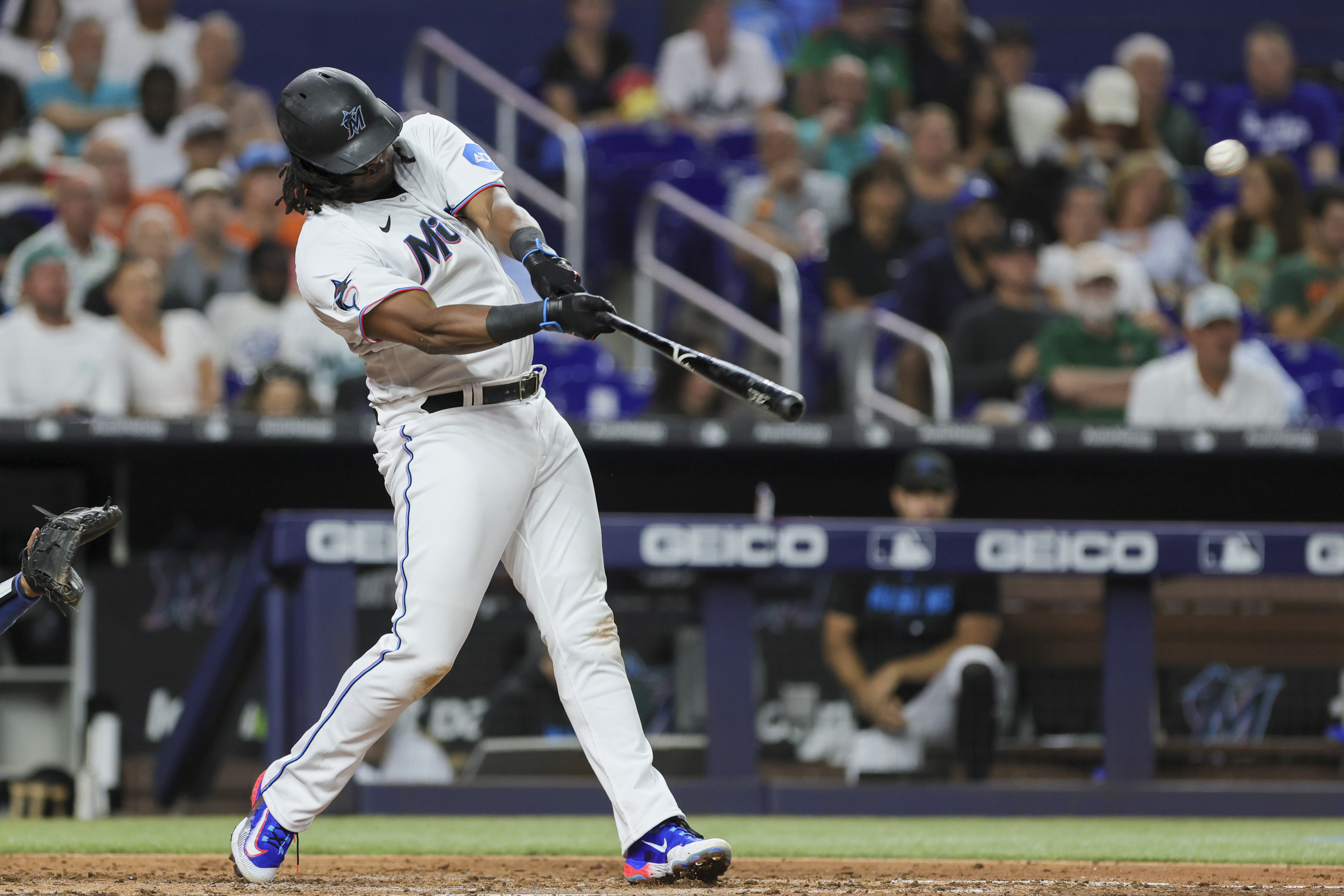 Marlins belt four homers, whip Dodgers in opener