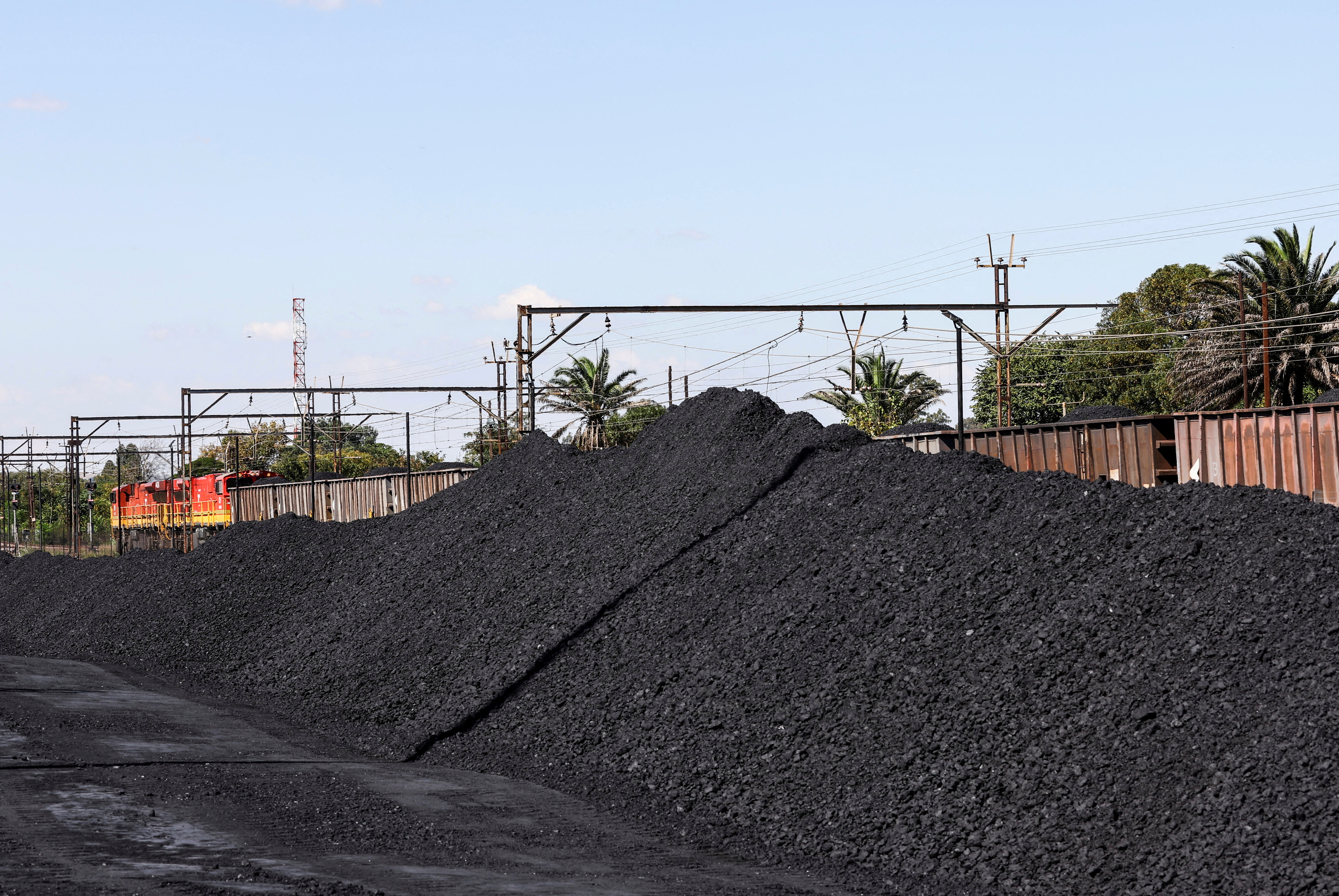 Les mineurs de charbon sud-africains envisagent des investissements dans le rail alors que l'effondrement des infrastructures fait baisser les exportations