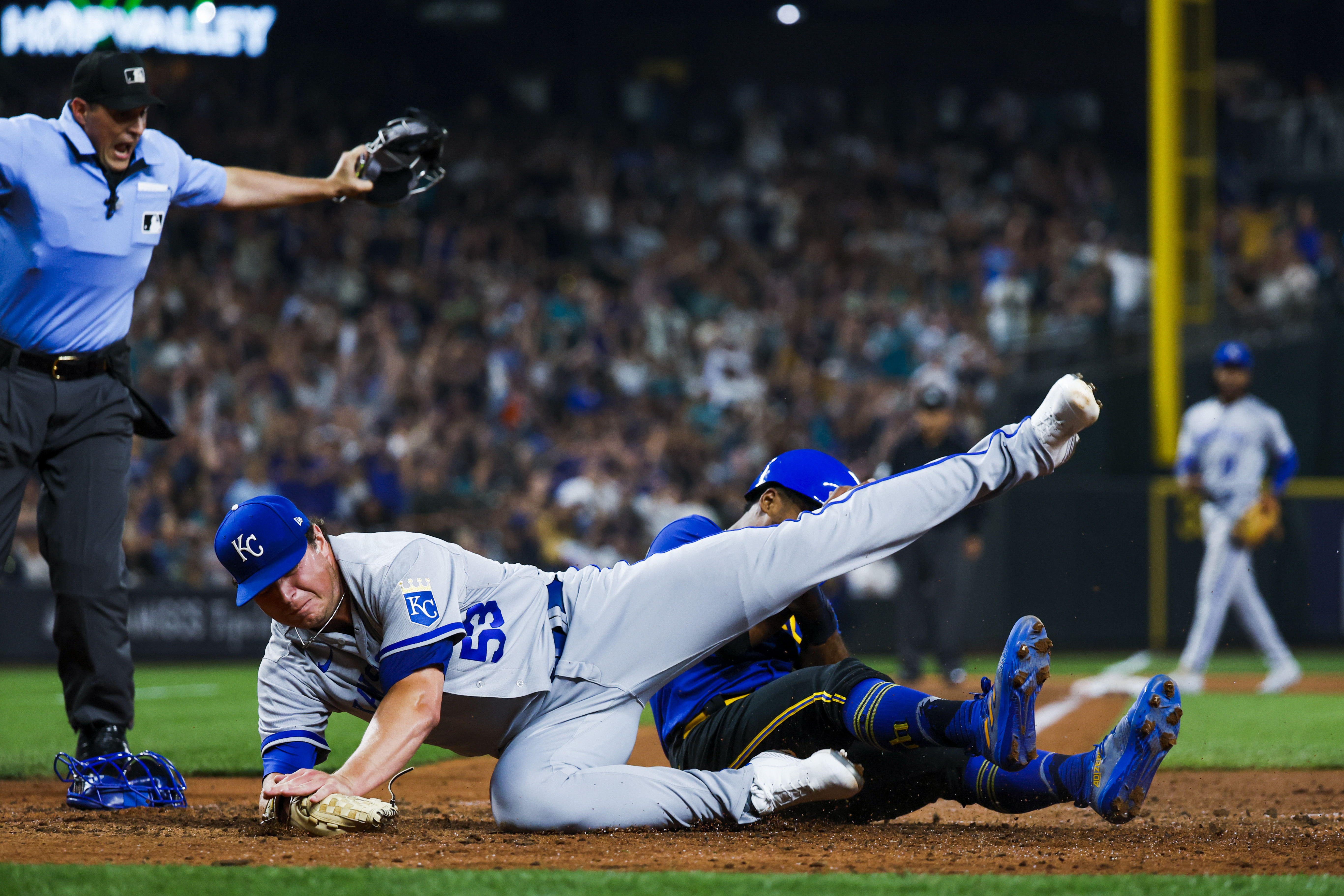 Eugenio Suárez carries Mariners to 7-5 win over Royals as team grabs share  of 1st place in AL West