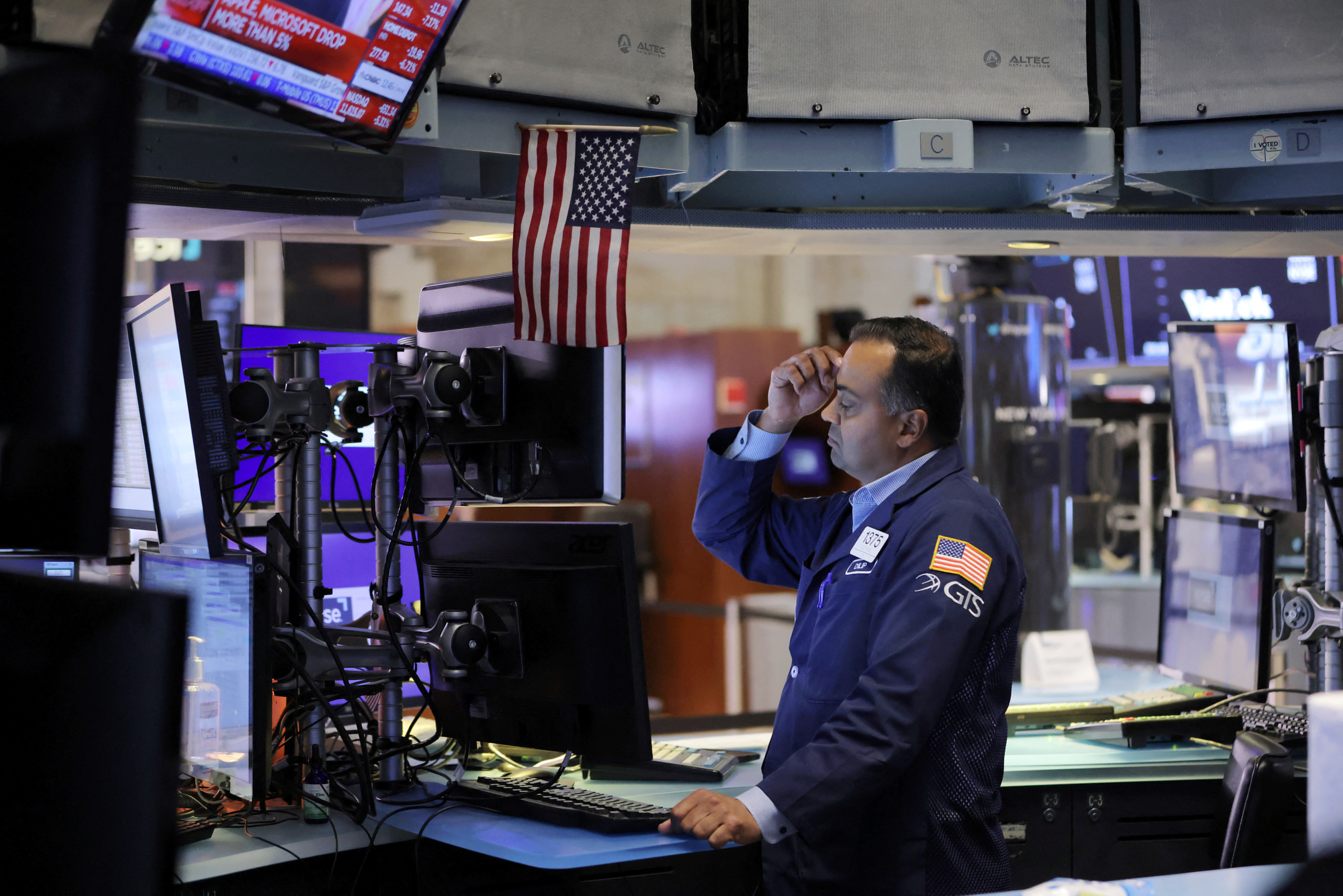 Um trader trabalha no pregão da Bolsa de Valores de Nova York (NYSE) em Manhattan, Nova York