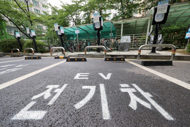 An electric vehicle charging facility is installed in the surface parking lot of an apartment complex in Anyang