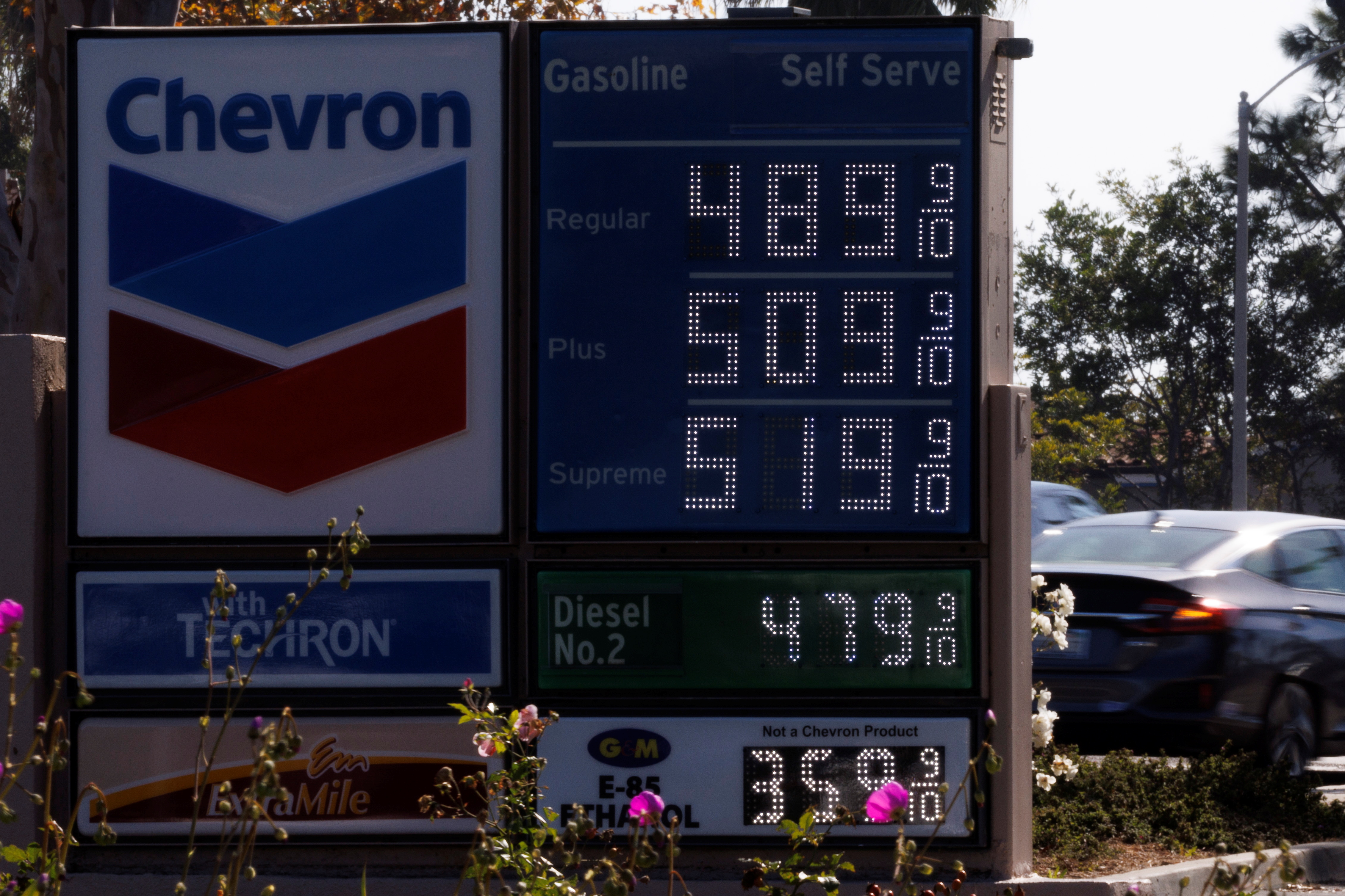 Gas prices grow along with inflation as this sign at a gas station shows in Carlsbad, California, U.S. November, 9, 2021.  REUTERS/Mike Blake