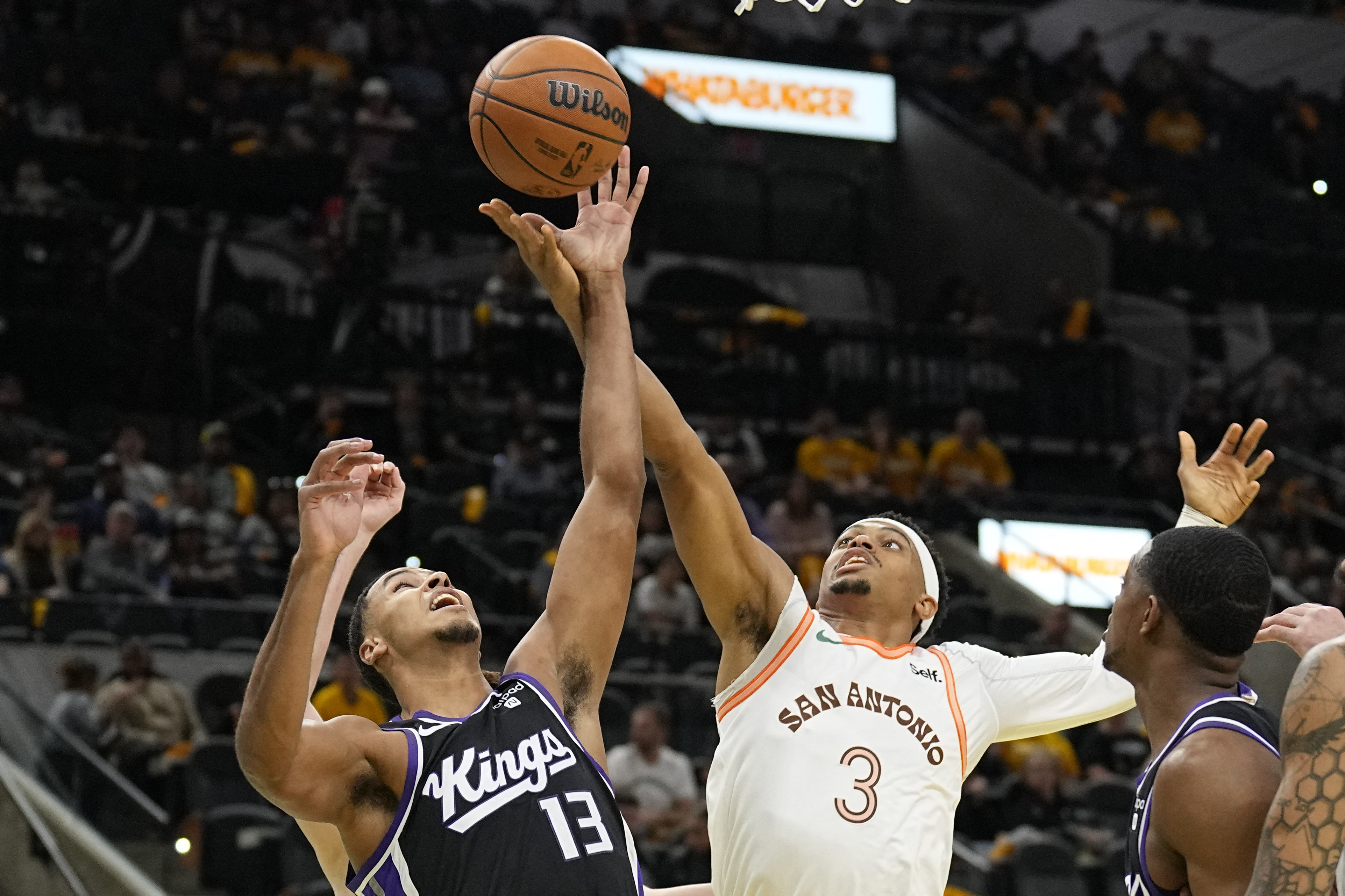 NBA roundup: De'Aaron Fox (43 points) pushes Kings past Spurs