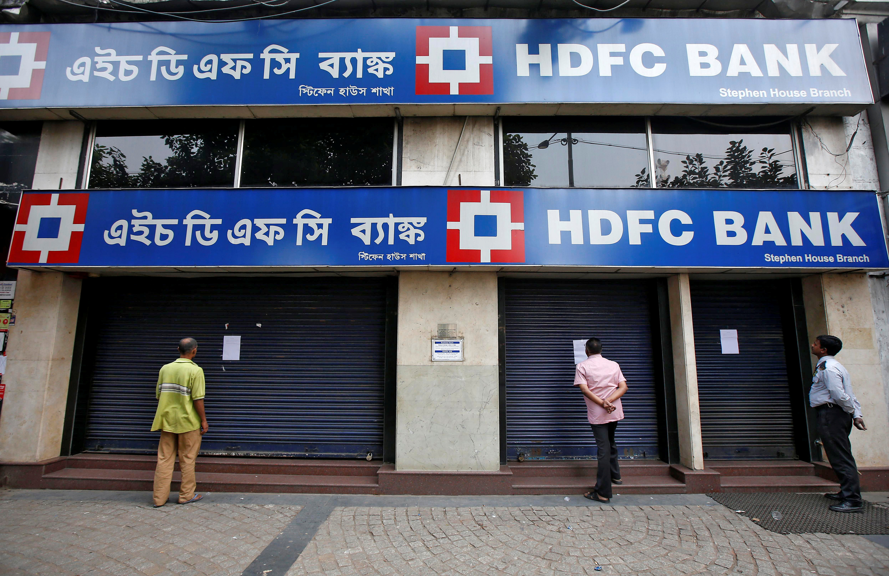 Customers read a notice pasted outside a closed HDFC bank in Kolkata
