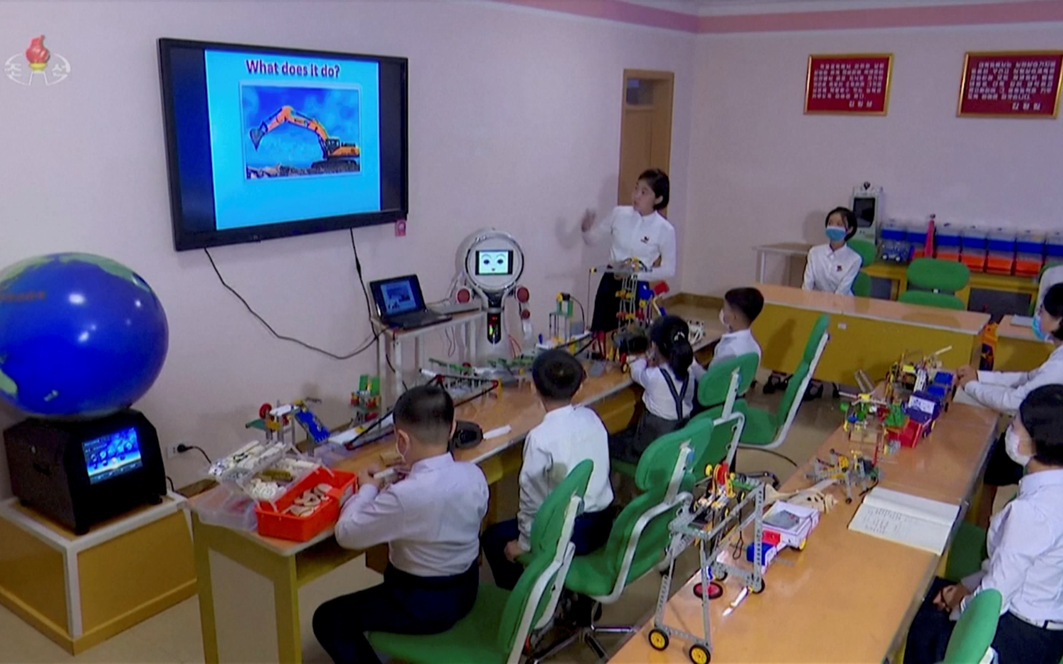 Siswa Korea Utara belajar dan terlibat dengan robot di Pyongyang, Korea Utara 3 November 2021, dalam gambar diam ini diperoleh dari REUTERS TV/KRT via REUTERS     