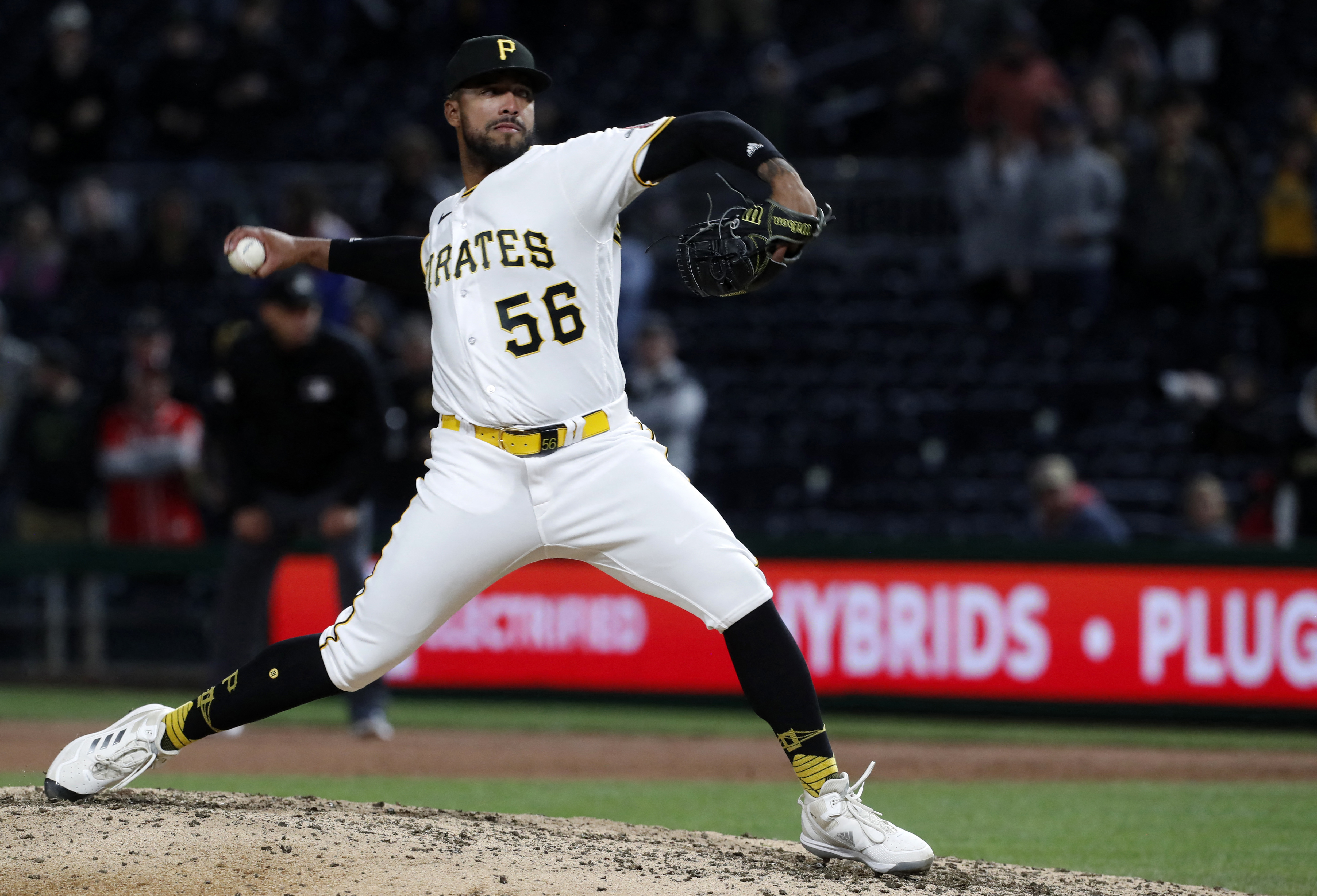 Pirates edge Reds 2-1 for sixth straight win