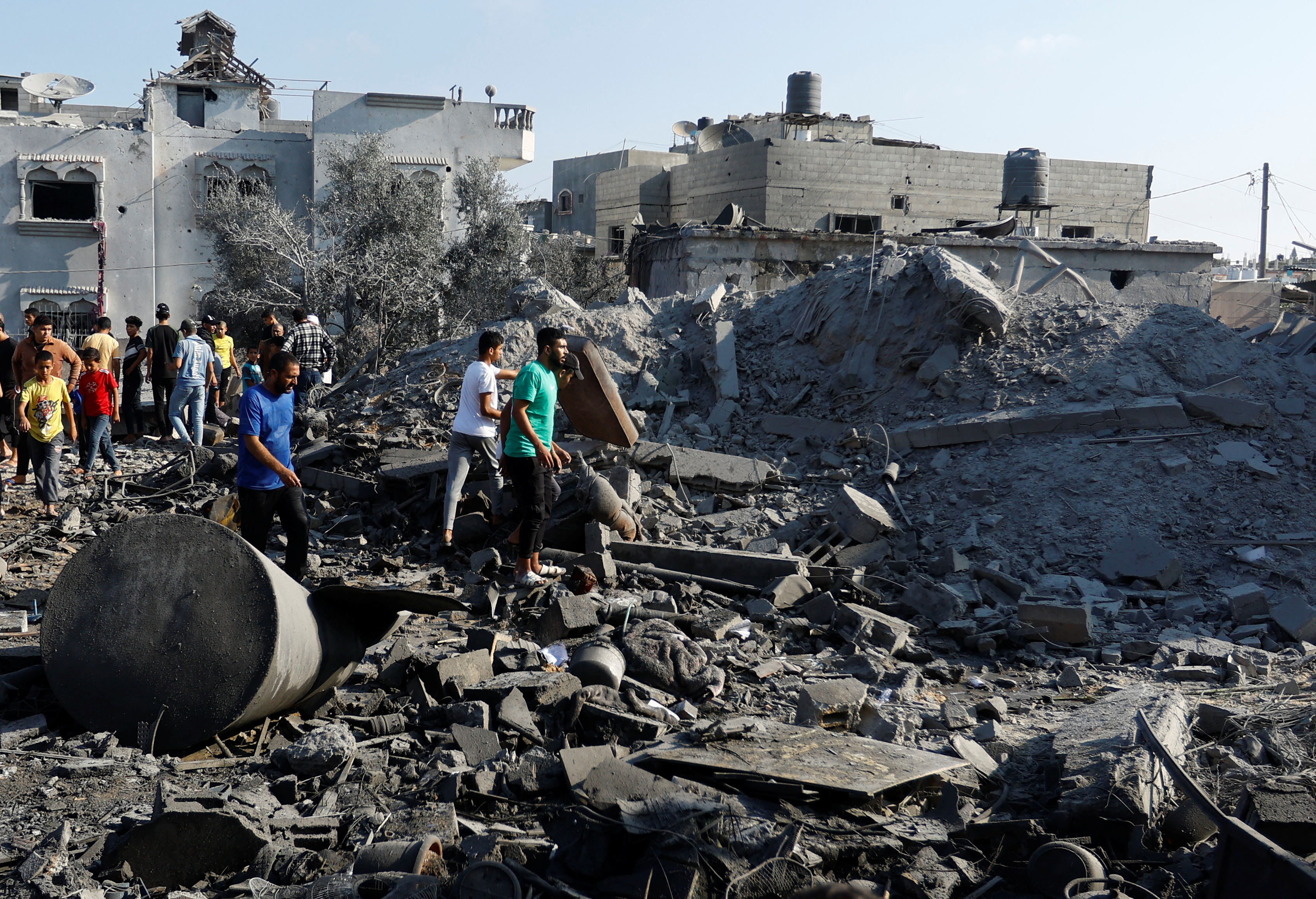 Israeli air strikes hit Gaza as Palestinians flee - October 14, 2023 ...