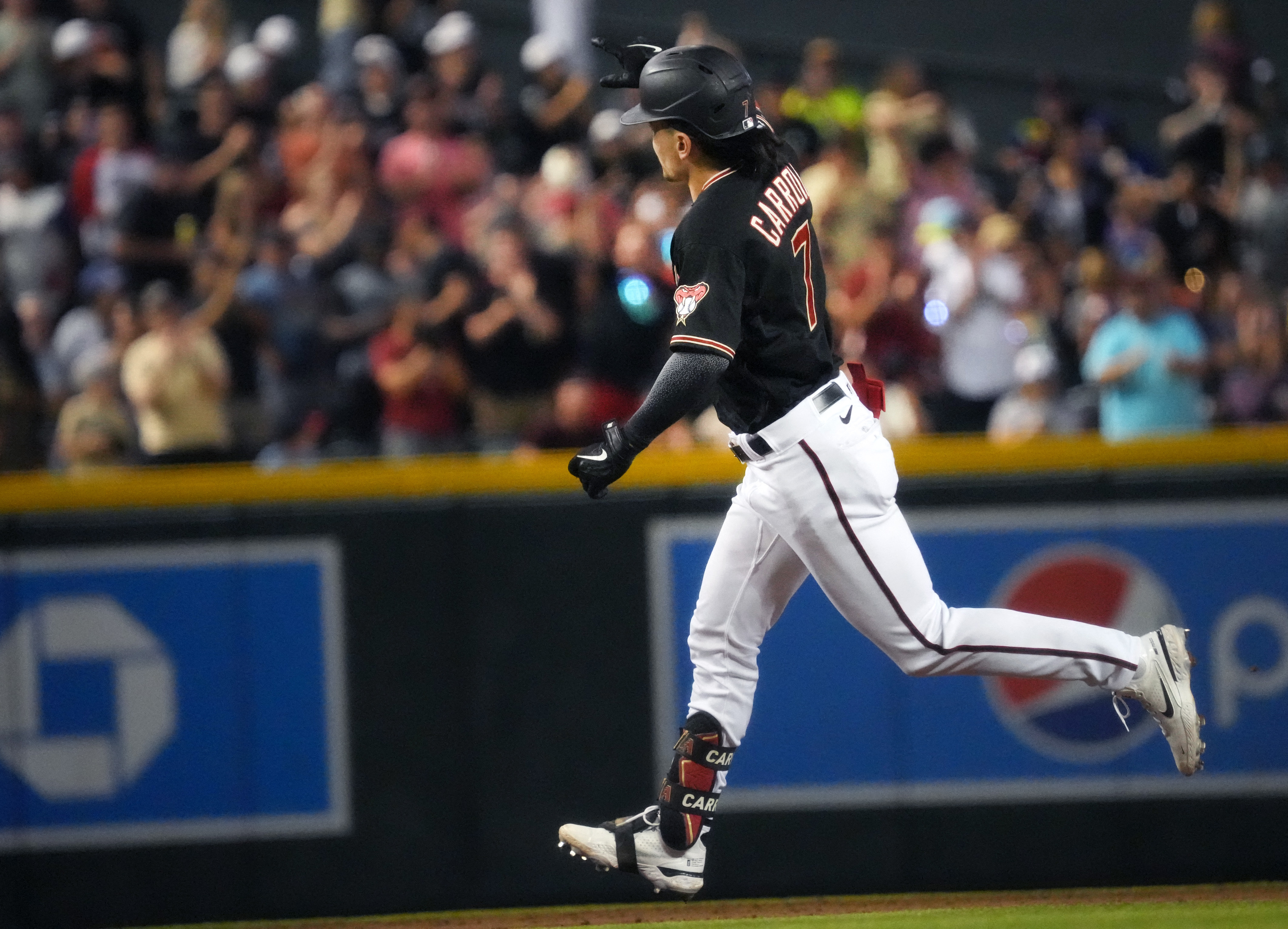 Walker hits 3-run homer, Diamondbacks beat Guardians 6-3