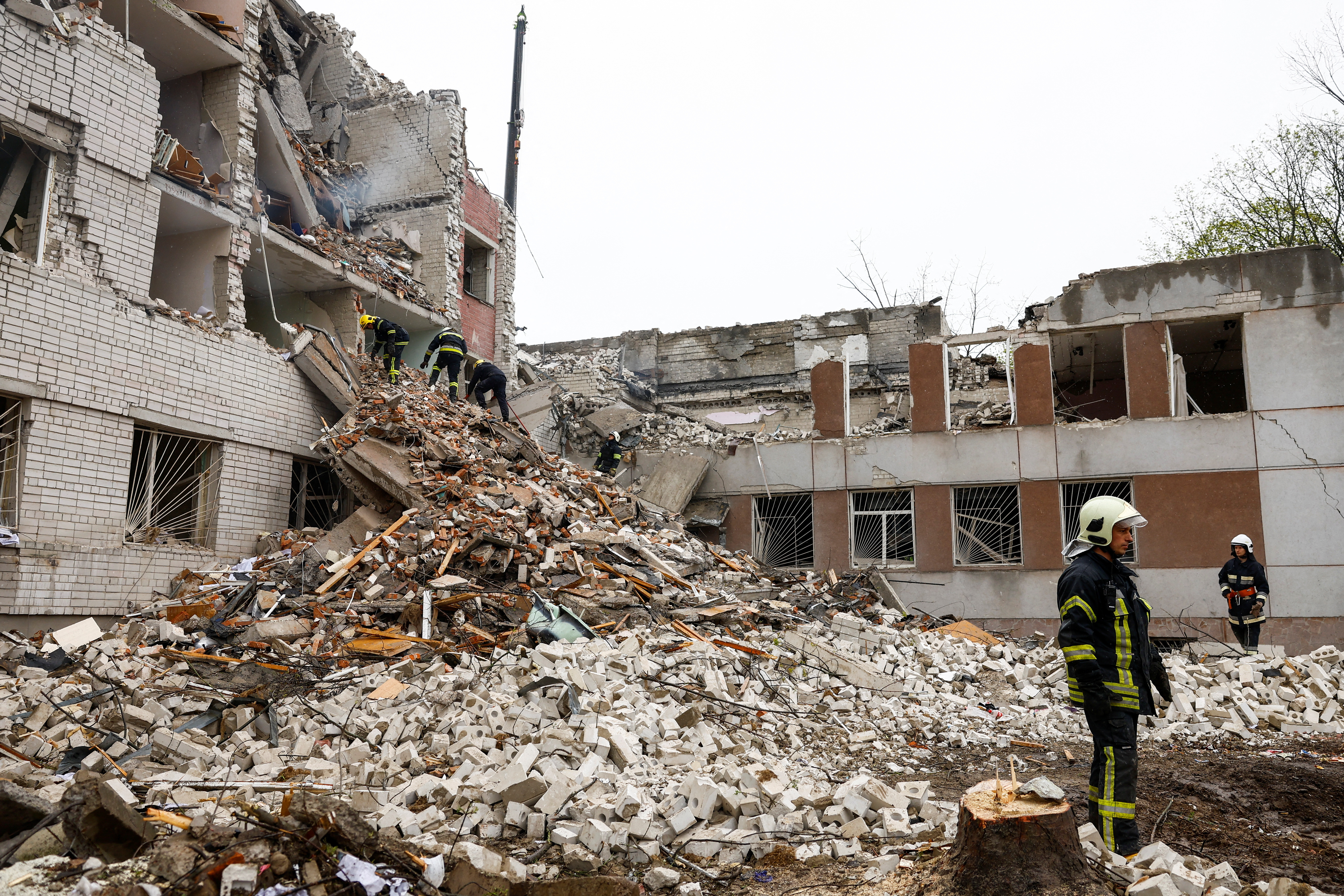 Рятувальники працюють на місці зруйнованої будівлі під час російського ракетного удару по Чернігову. Фото Reuters