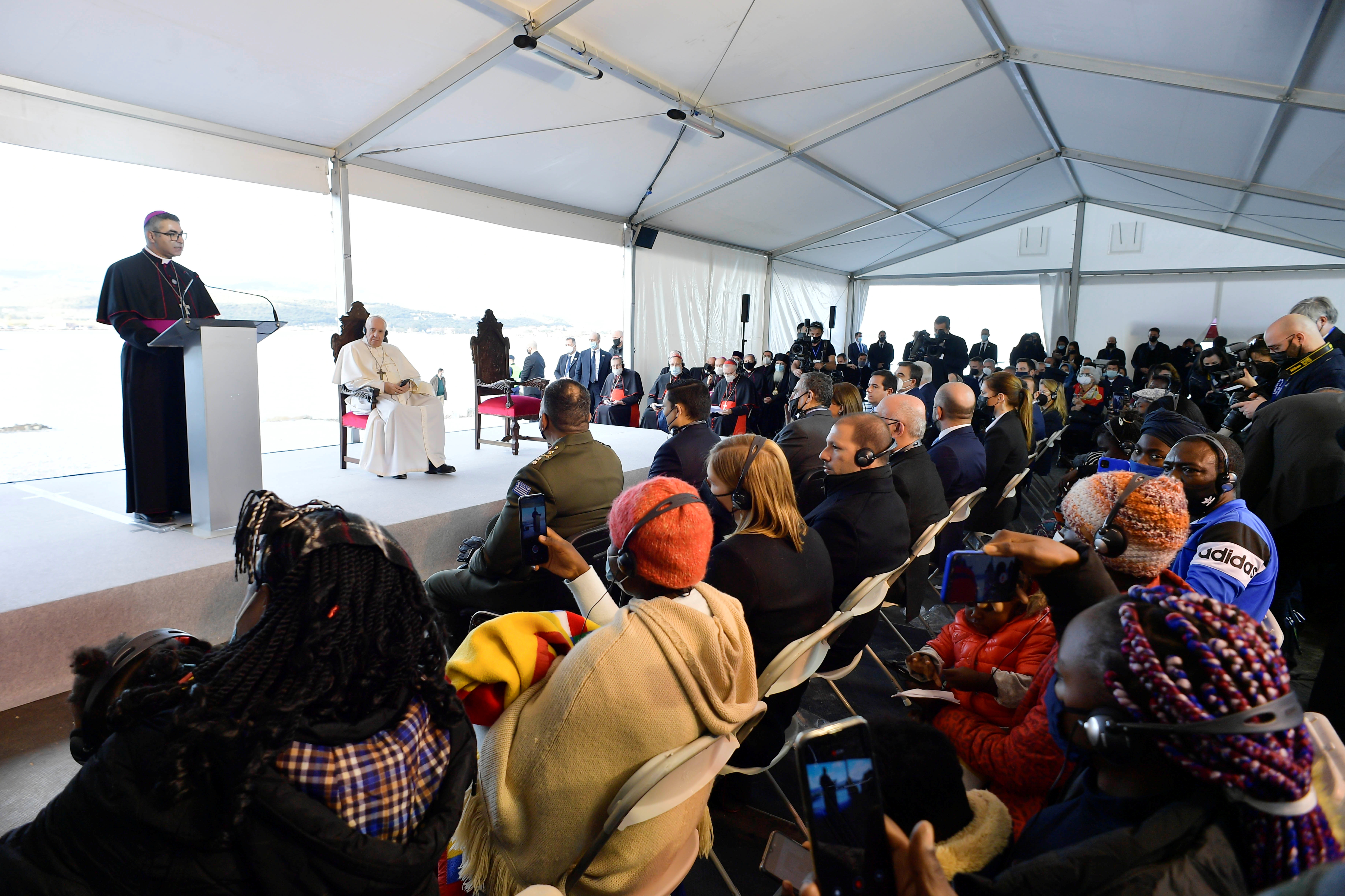 पोप फ्रांसिस 5 दिसंबर, 2021 को ग्रीस के मावरोवोनी शिविर में शरणार्थियों और प्रवासियों से मिलने के लिए लेस्बोस द्वीप का दौरा करते हैं। वेटिकन मीडिया/रायटर के माध्यम से हैंडआउट