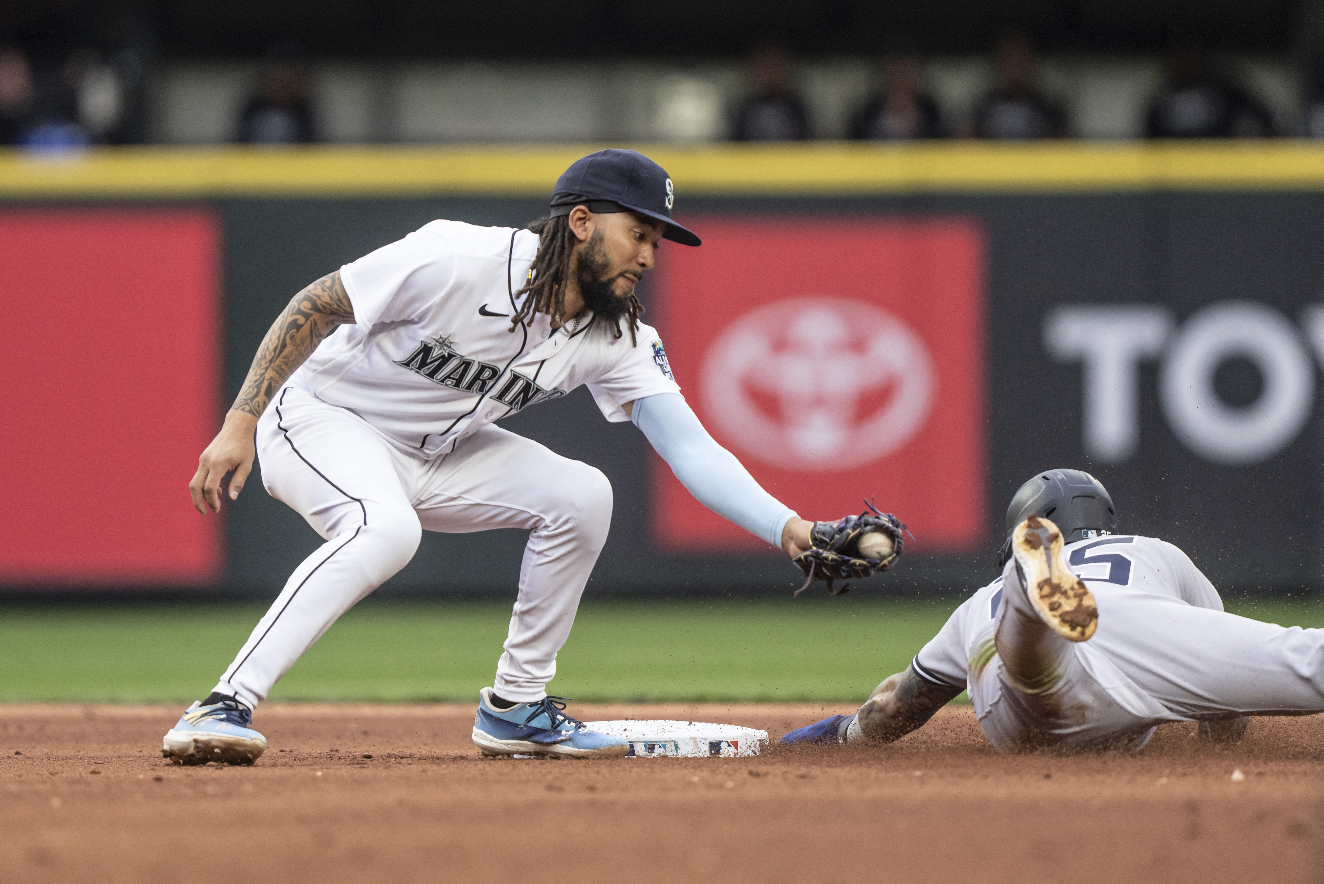 Cal Raleigh's RBI single in 10th inning gives Mariners 1-0 win over Yankees  - ABC7 New York