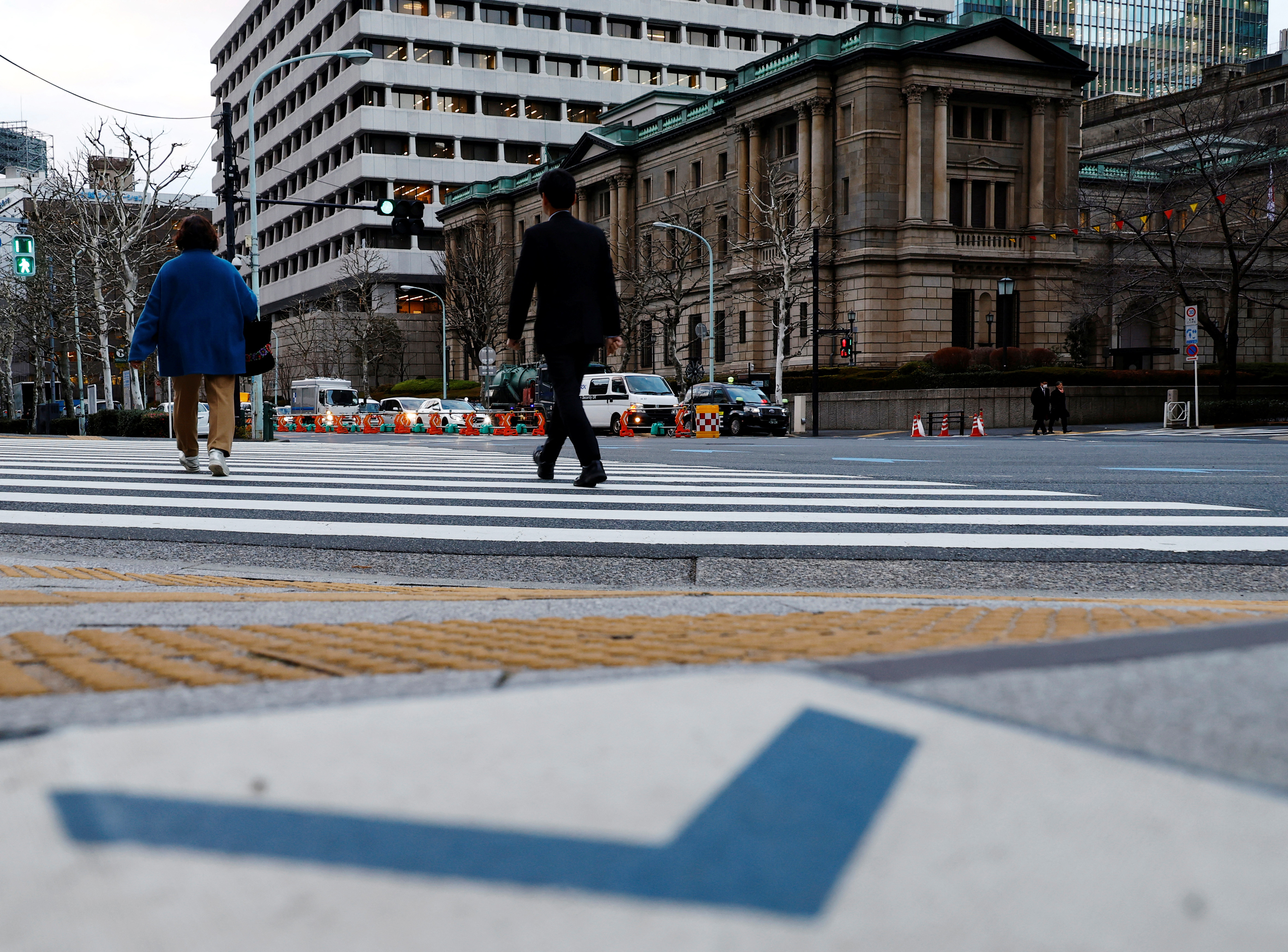 コラム：トリプル安が暗示する日本経済の先行き、日銀利上げ判断もより慎重に