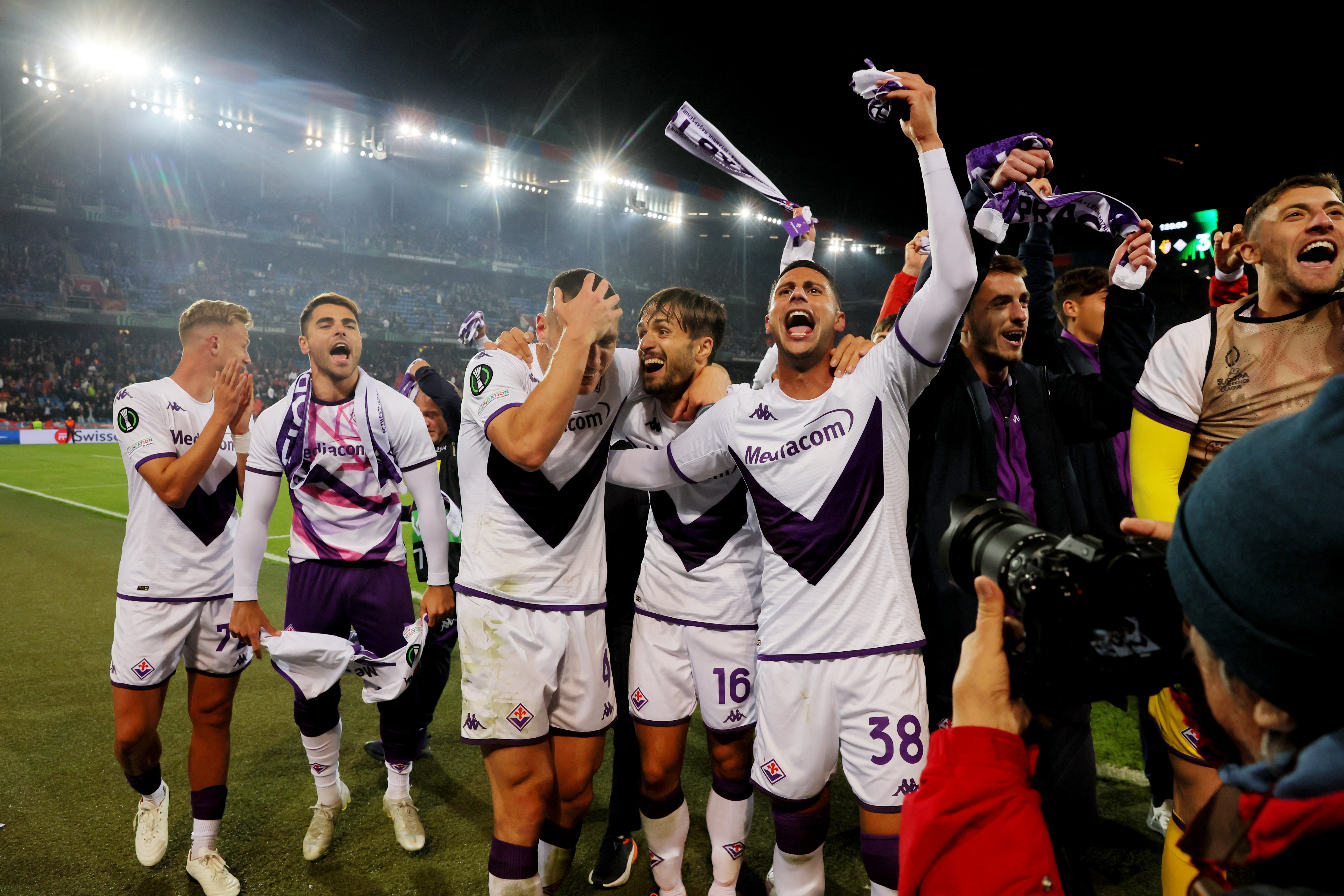 Fiorentina hand 10-man Juve first league defeat this season