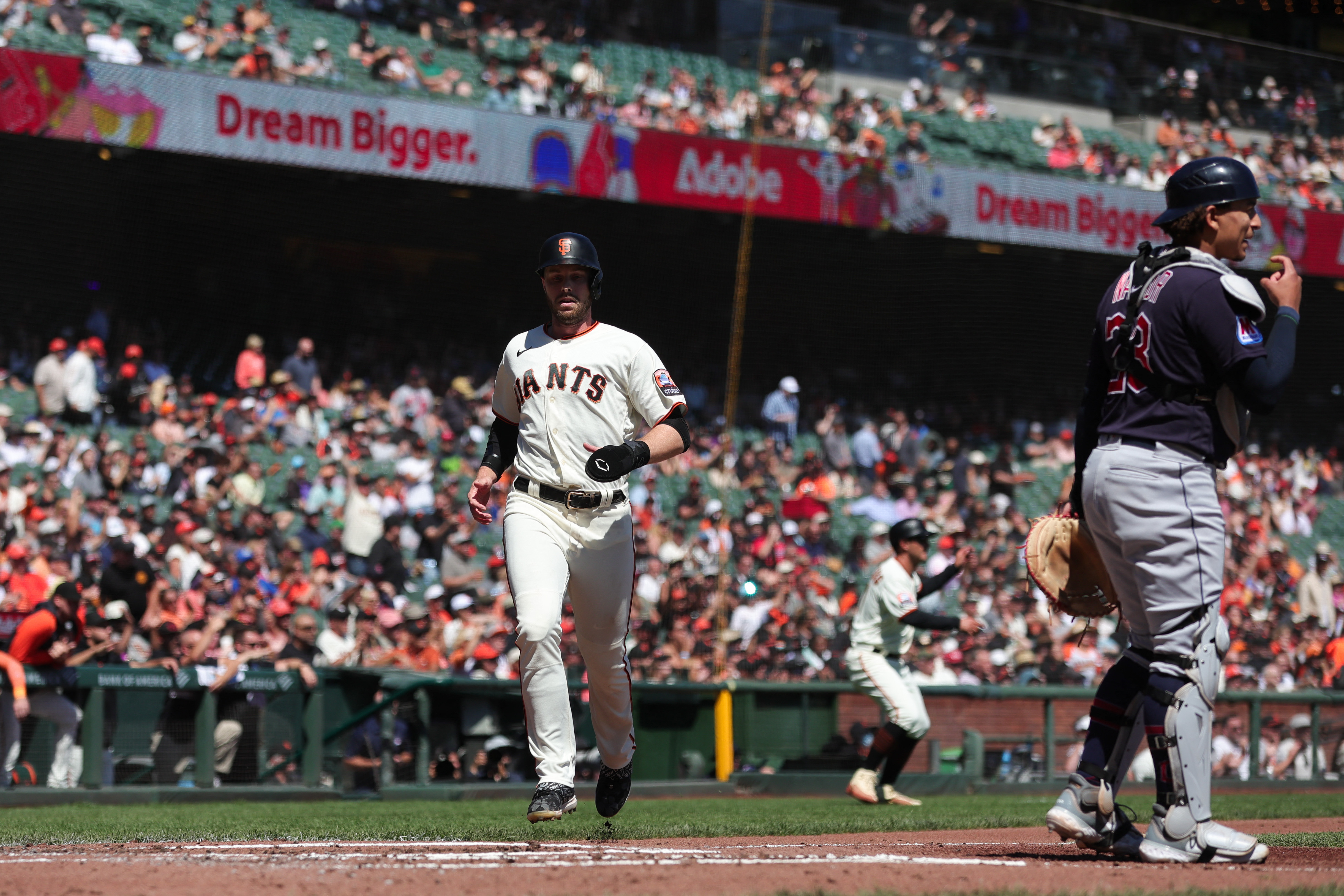 Giants rally late, edge Guardians in 10th