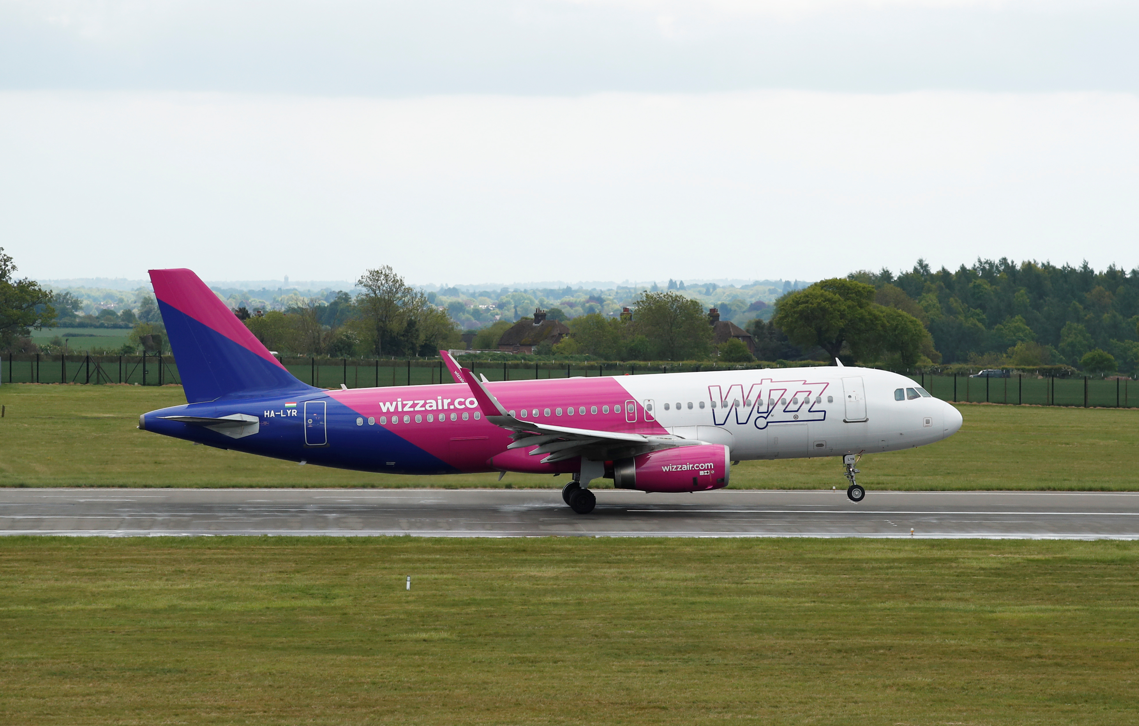 A Wizz Air Airbus A320 takes off from Luton Airport after Wizz Air resumed flights today on some routes, following the outbreak of the coronavirus disease (COVID-19), Luton, Britain, May 1, 2020. REUTERS/Andrew Boyers