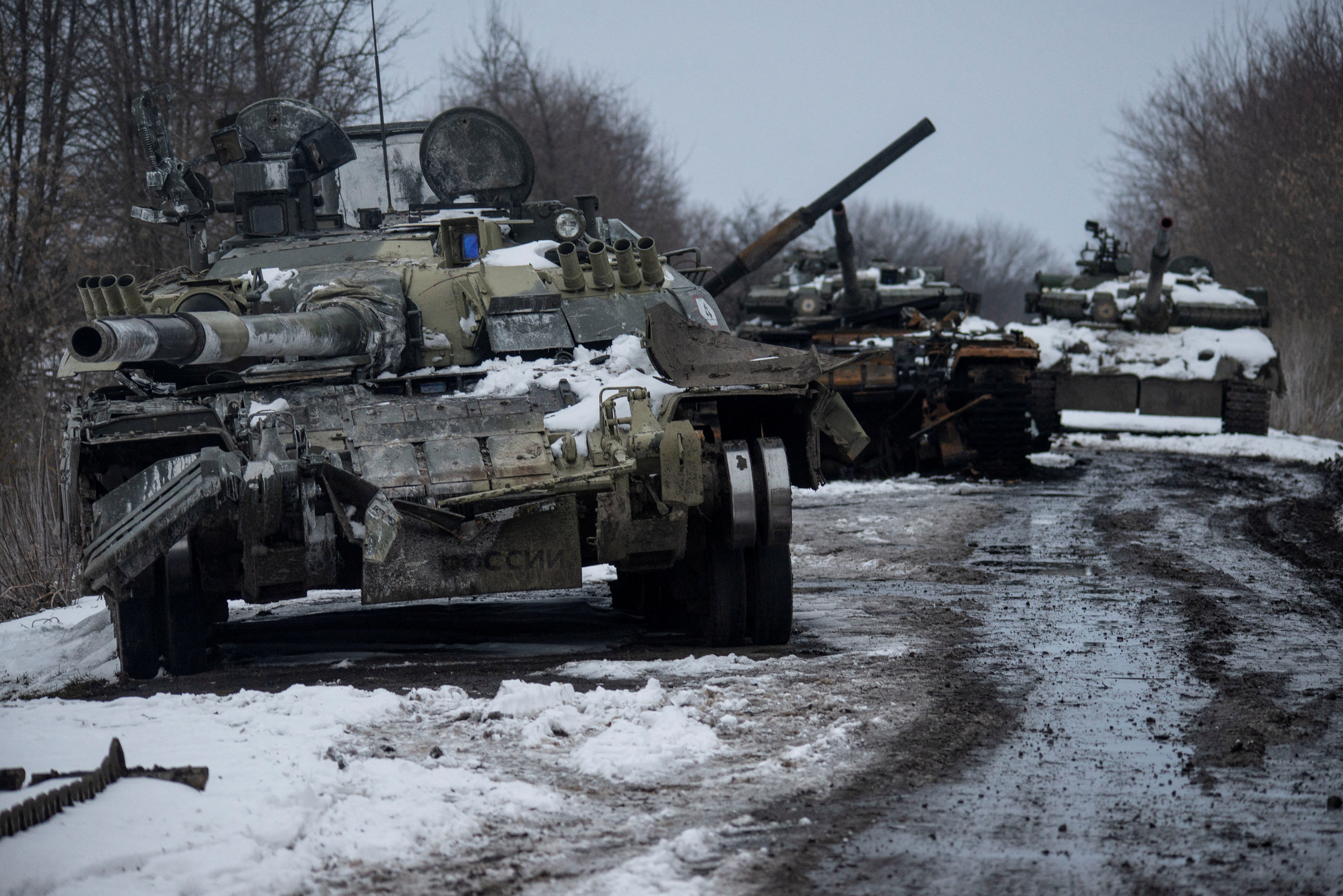 Tanques rusos destruidos se ven en la región de Sumy