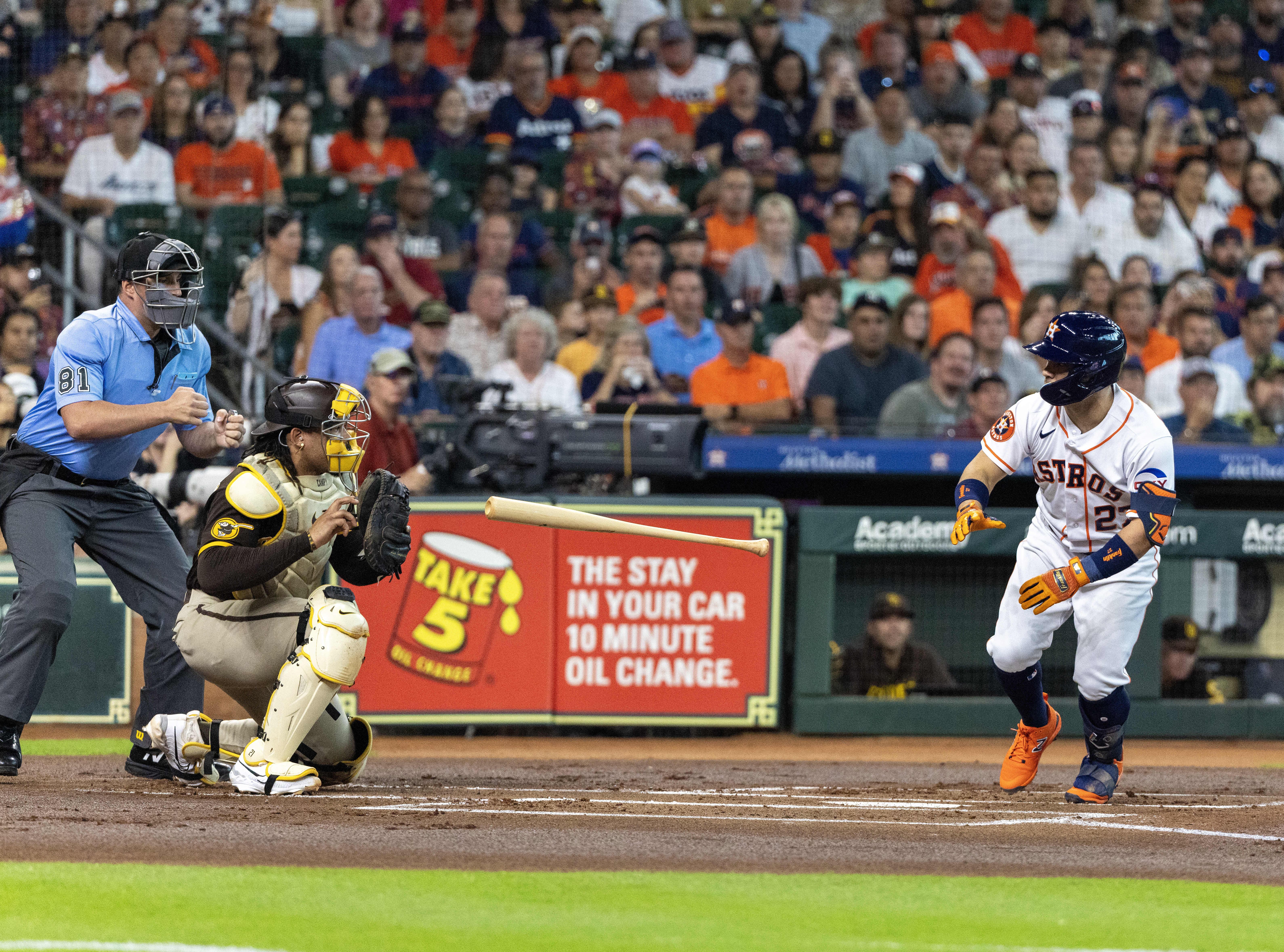 Huge two-out rally in 8th propels Mariners past Astros
