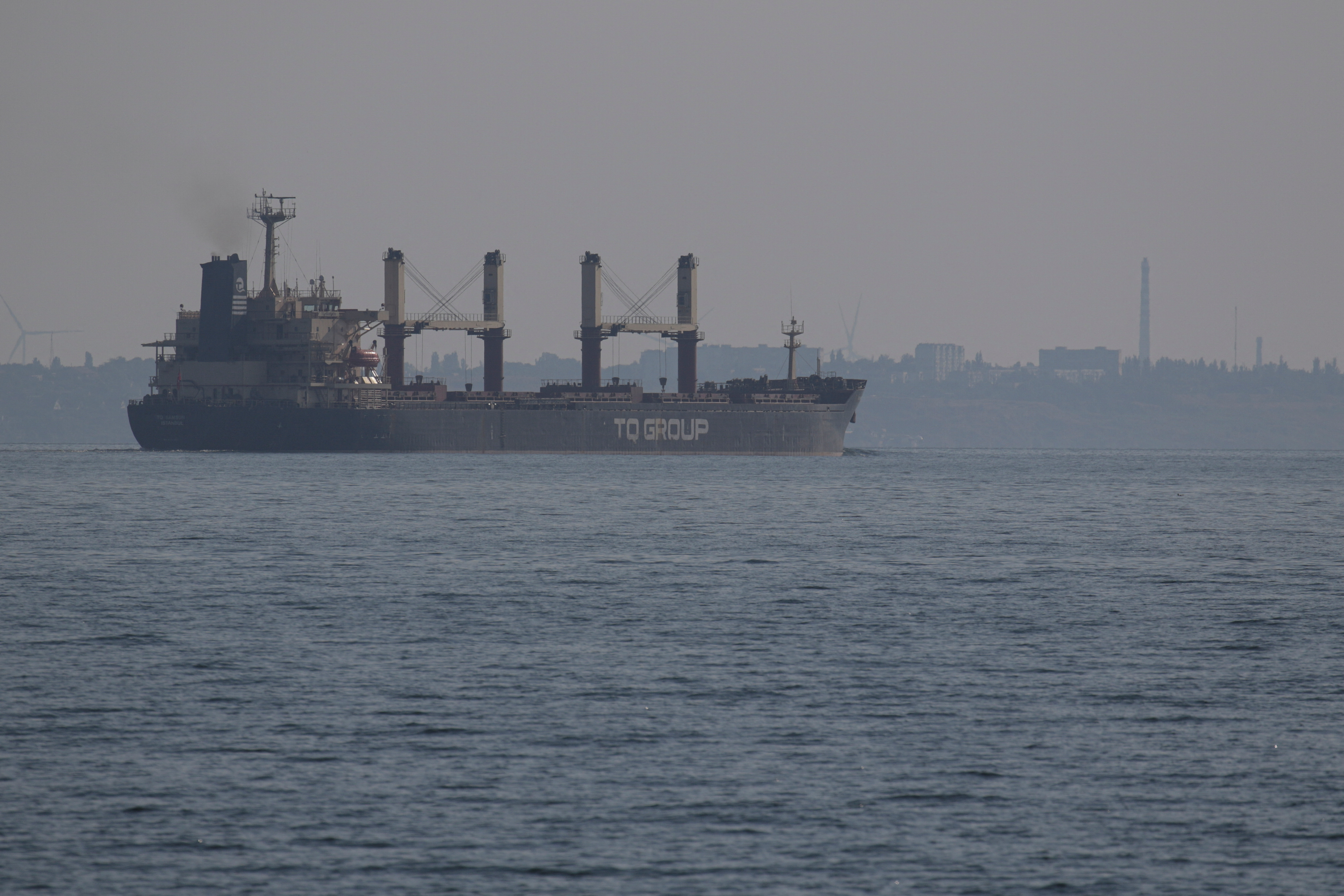 El granelero con bandera turca Tq Samsun sale del puerto marítimo de Odesa