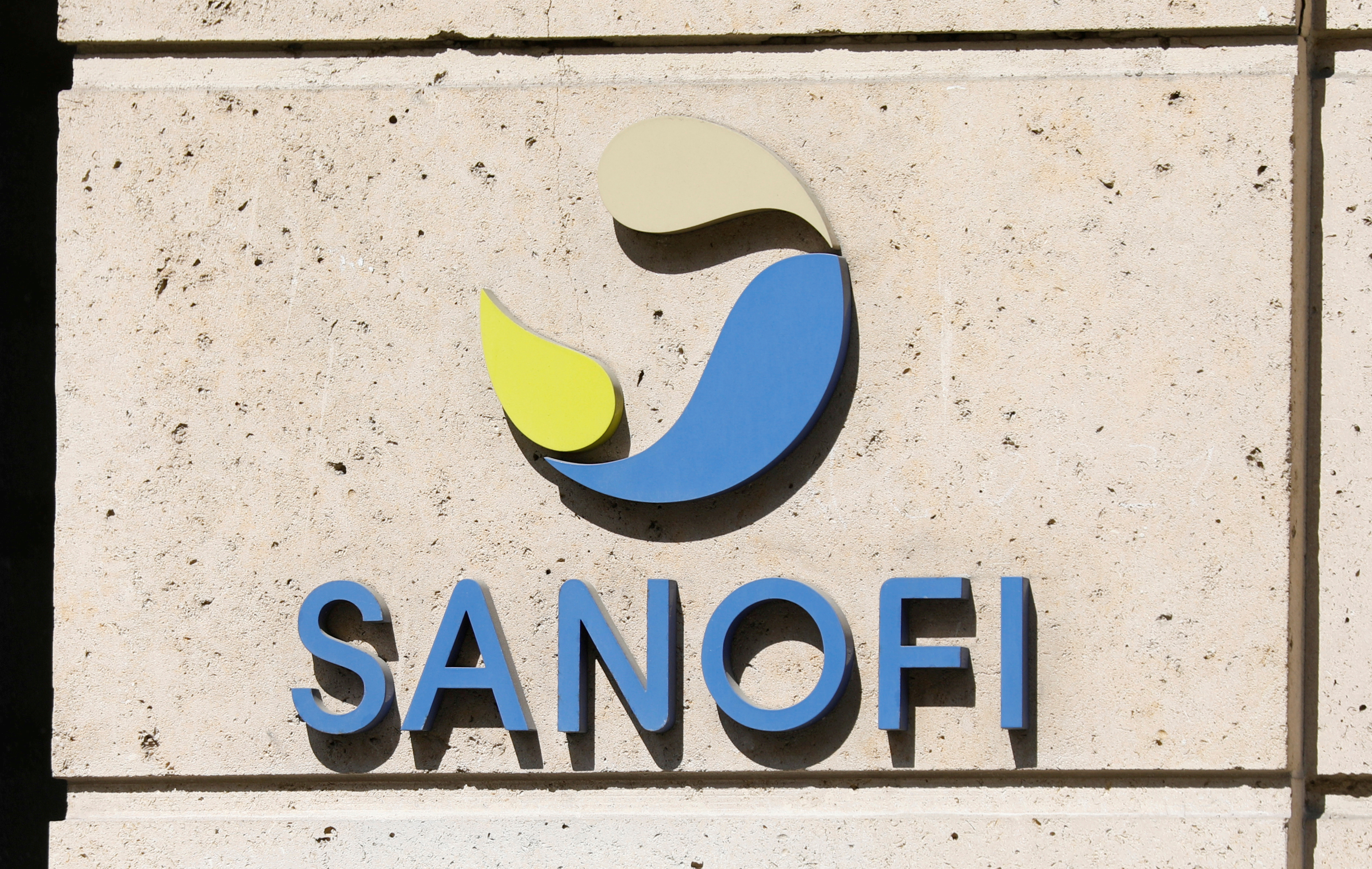 The logo of Sanofi is seen at the company's headquarters in Paris, France, April 24, 2020.  REUTERS/Charles Platiau/File Photo