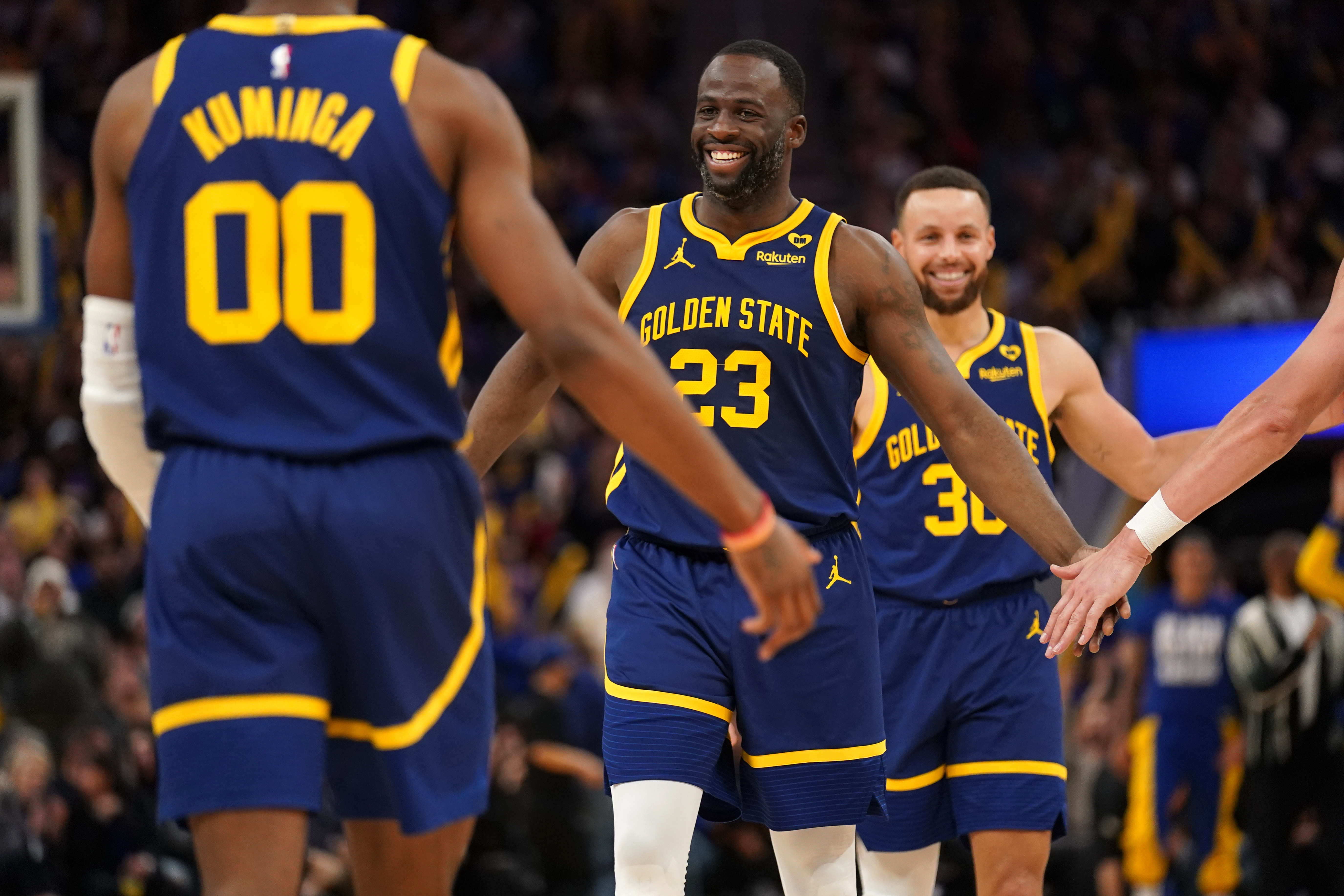 NBA: Stephen Curry, Warriors outdistance short-handed Lakers