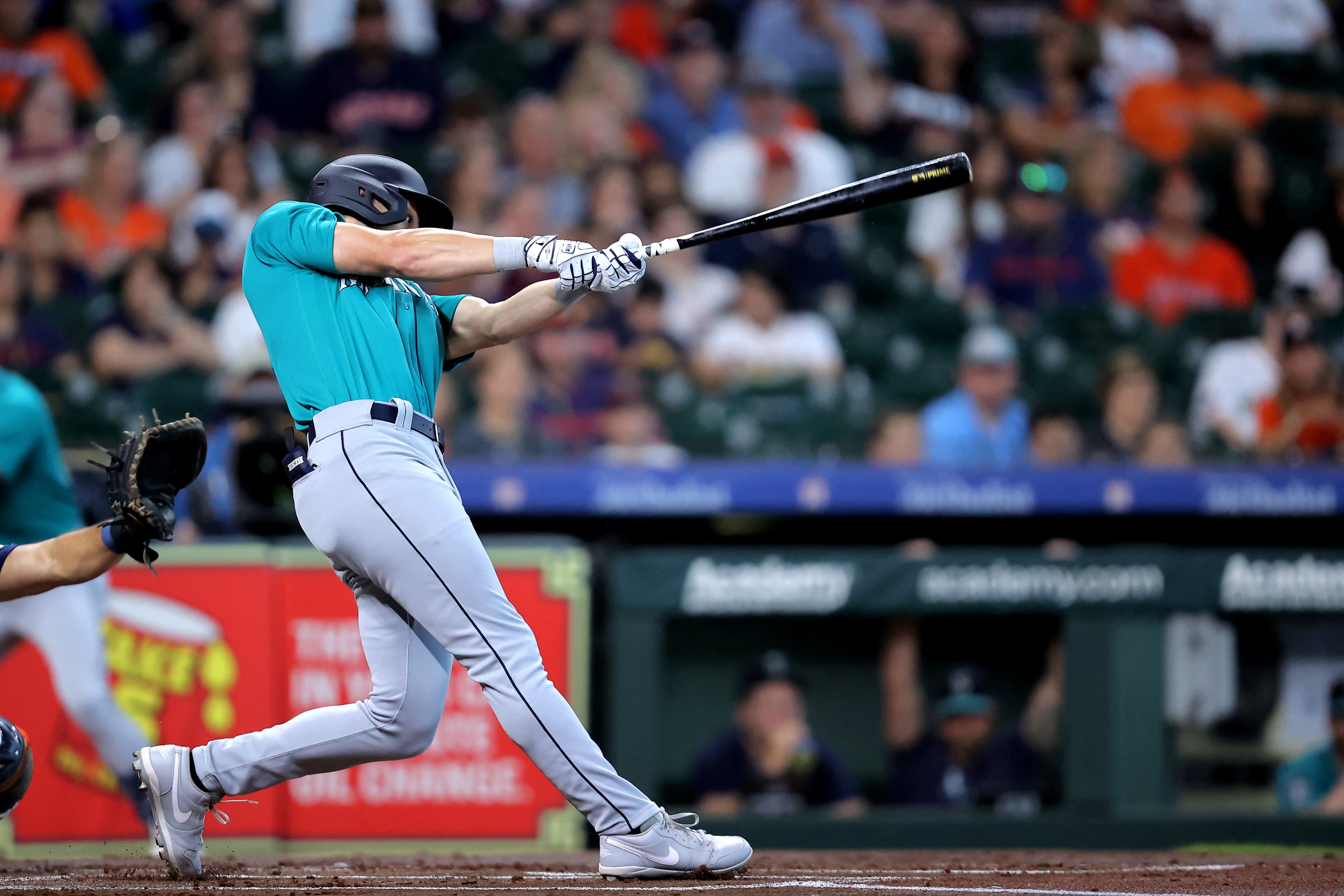 Mariners complete sweep of Astros to tighten wild-card race