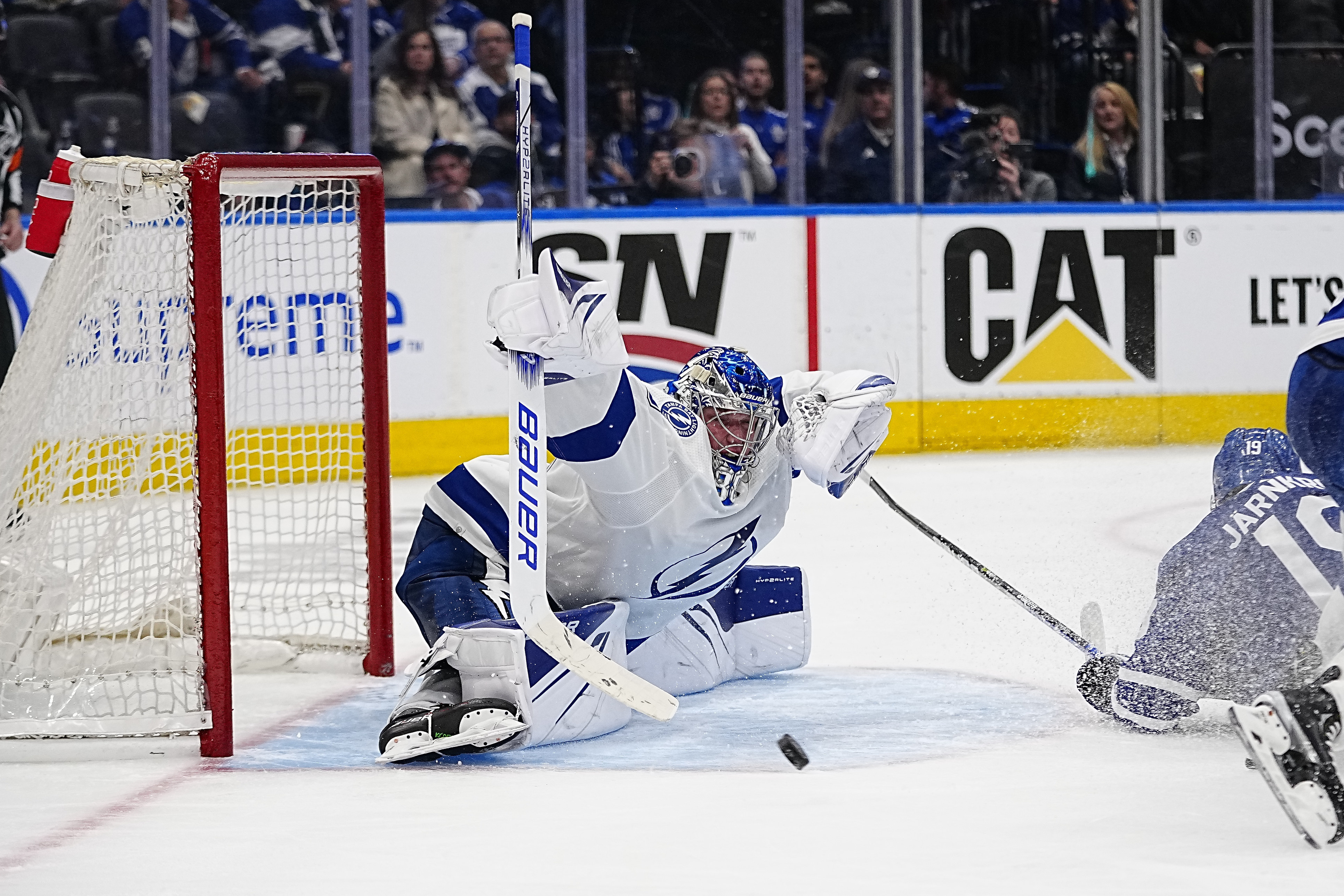 Lightning strike to shock Leafs in Stanley Cup opener