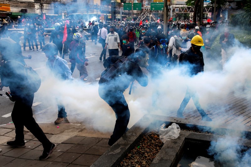 Thai Anti Govt Protesters Clash With Police In Bangkok Reuters