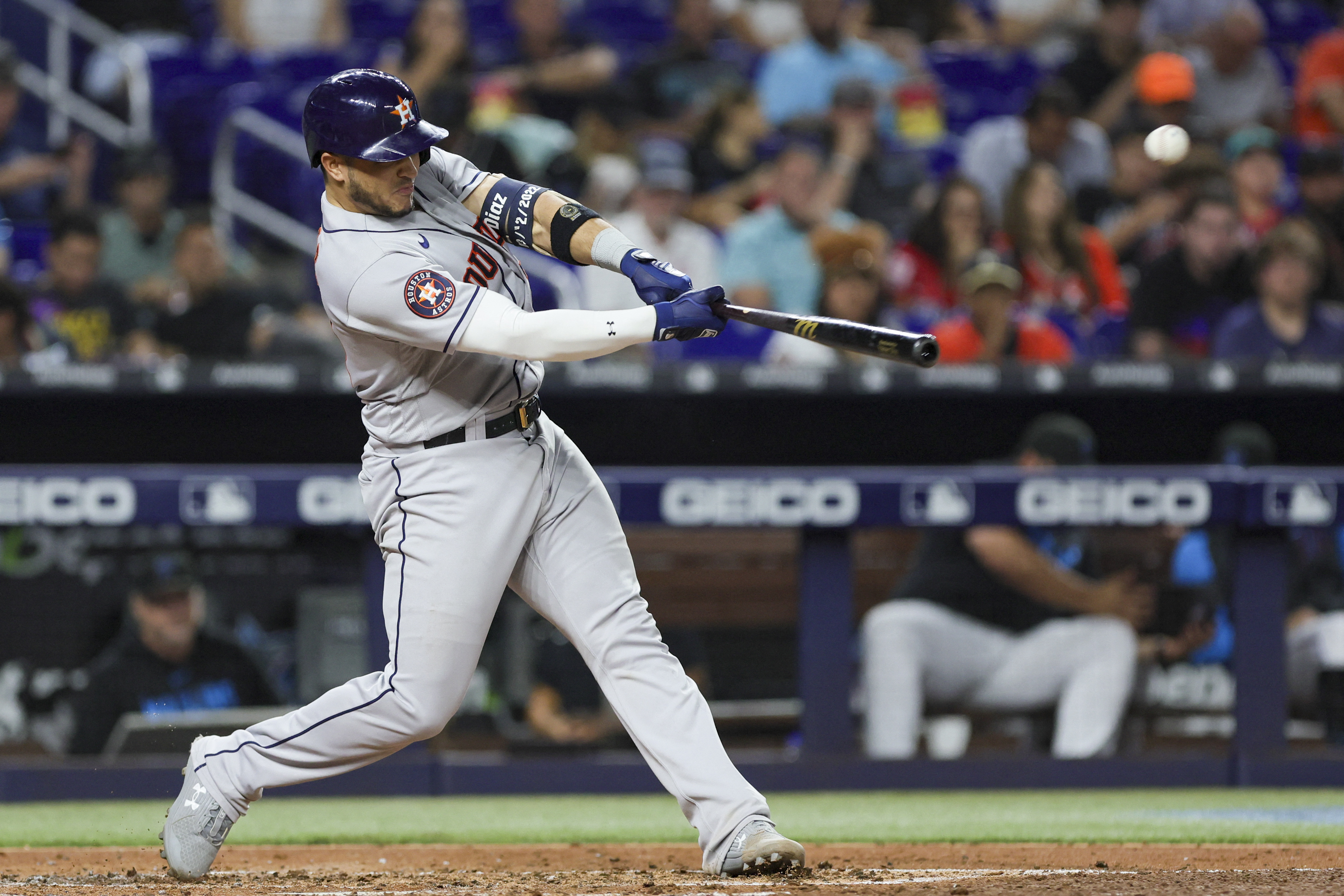 Jose Altuve exits game against Marlins after fouling pitch off his shin in  1st inning - The San Diego Union-Tribune