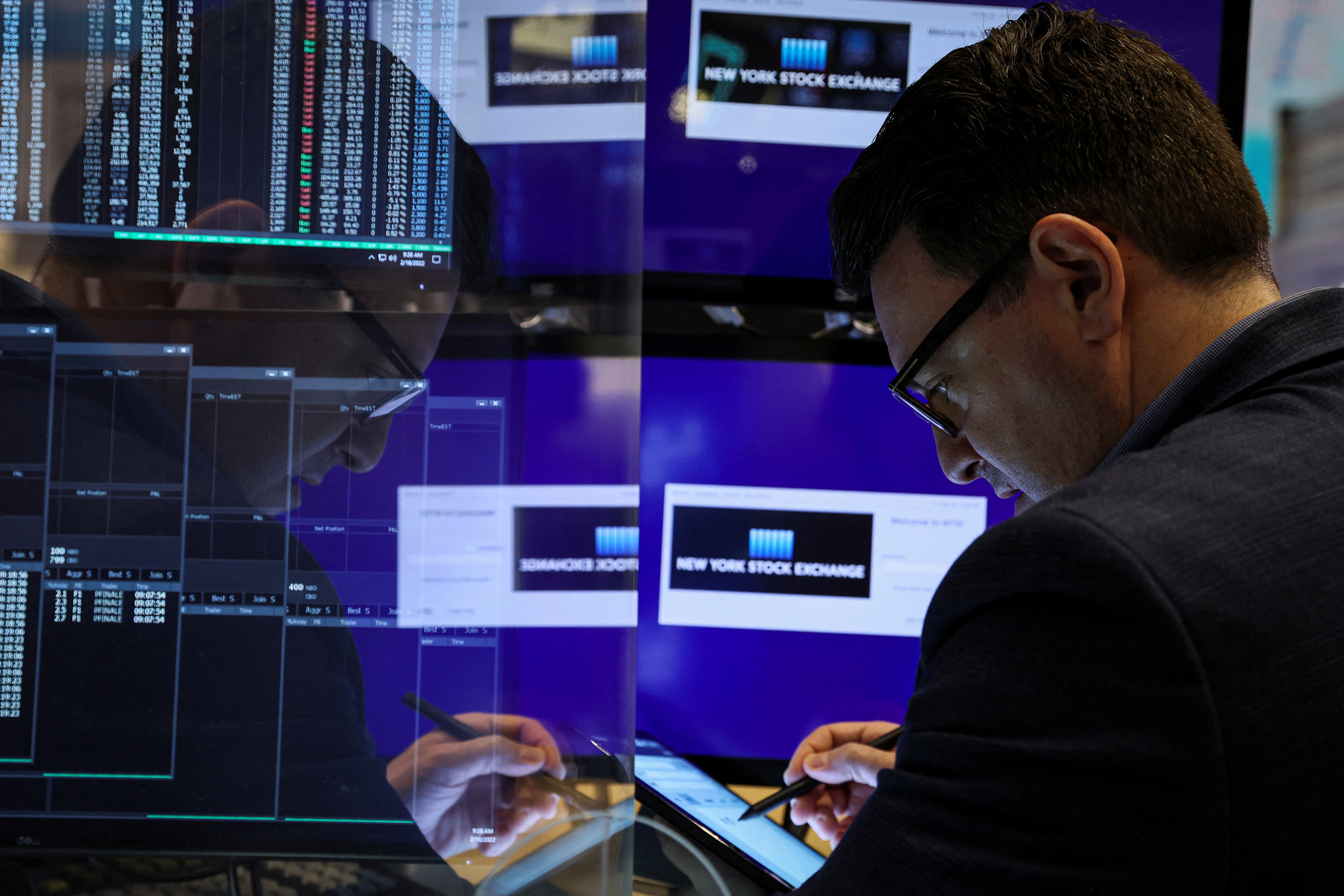 Um trader trabalha no site da Bolsa de Valores de Nova York (NYSE) na cidade de Nova York, EUA, em 18 de fevereiro de 2022.  REUTERS/Brendan McDermid
