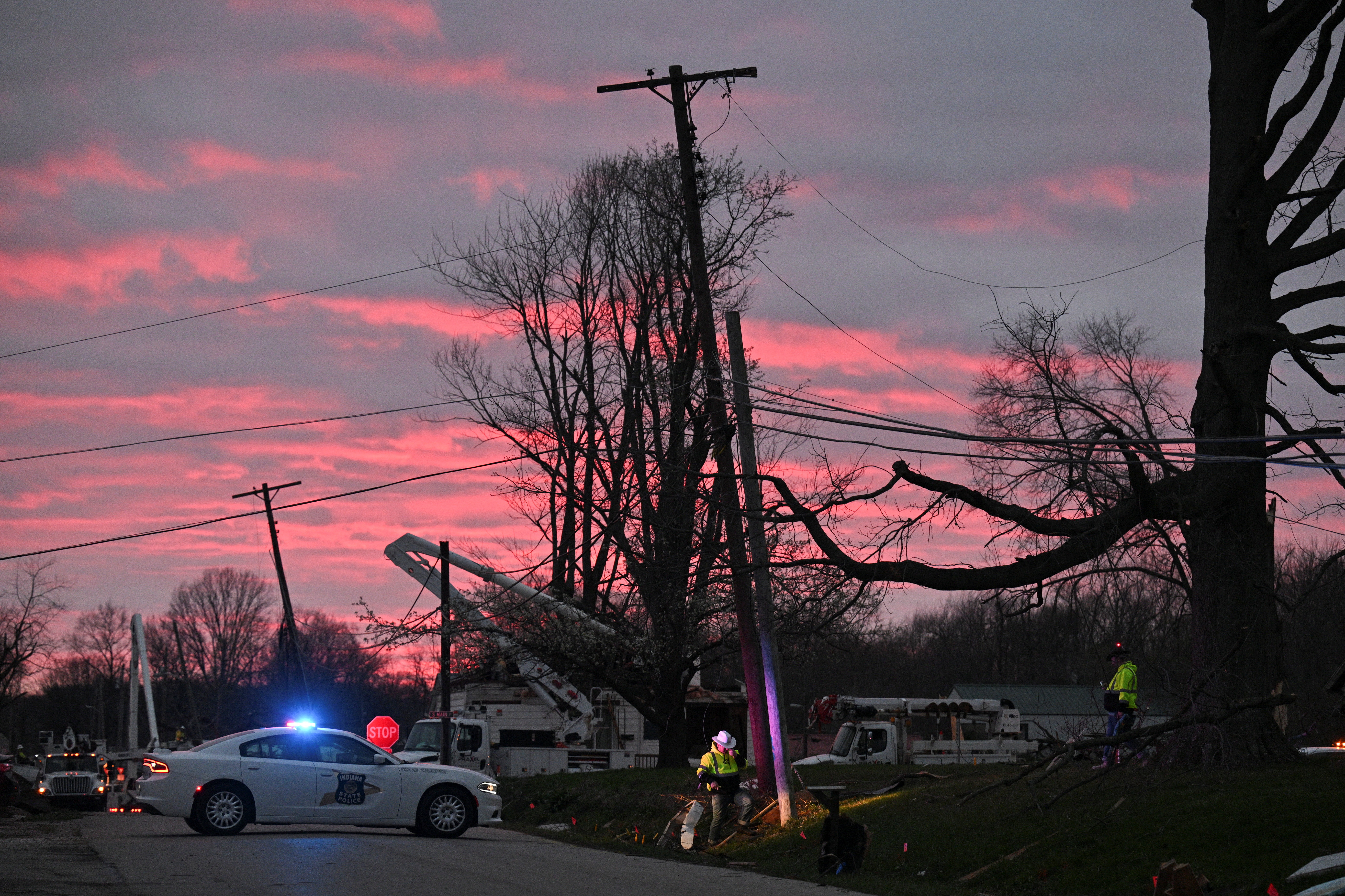 Tornado hits Indiana's Sullivan County