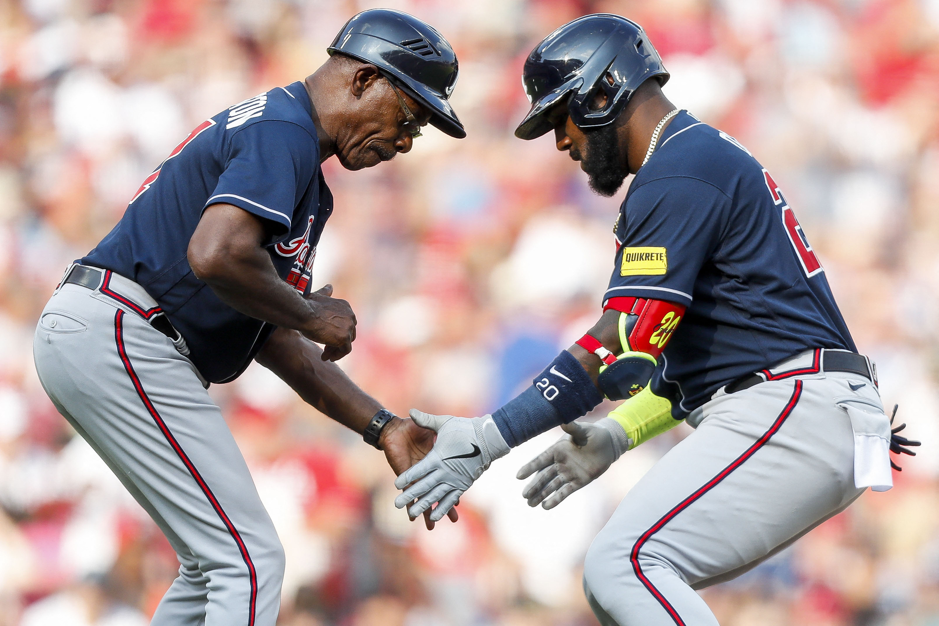 Braves end Reds' winning streak by belting 4 home runs