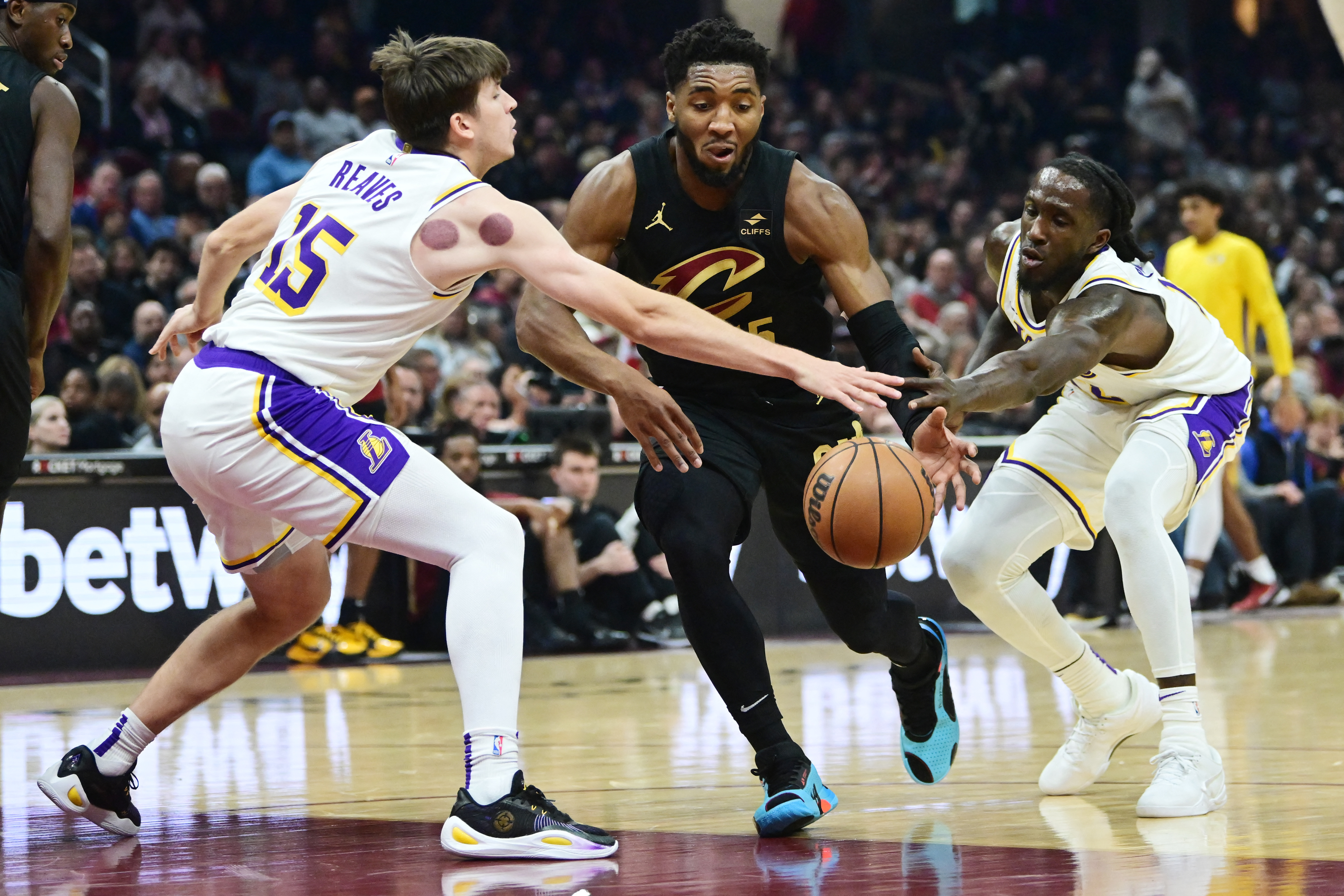 Anthony Davis scores 32 as Lakers sink Cavs | Reuters