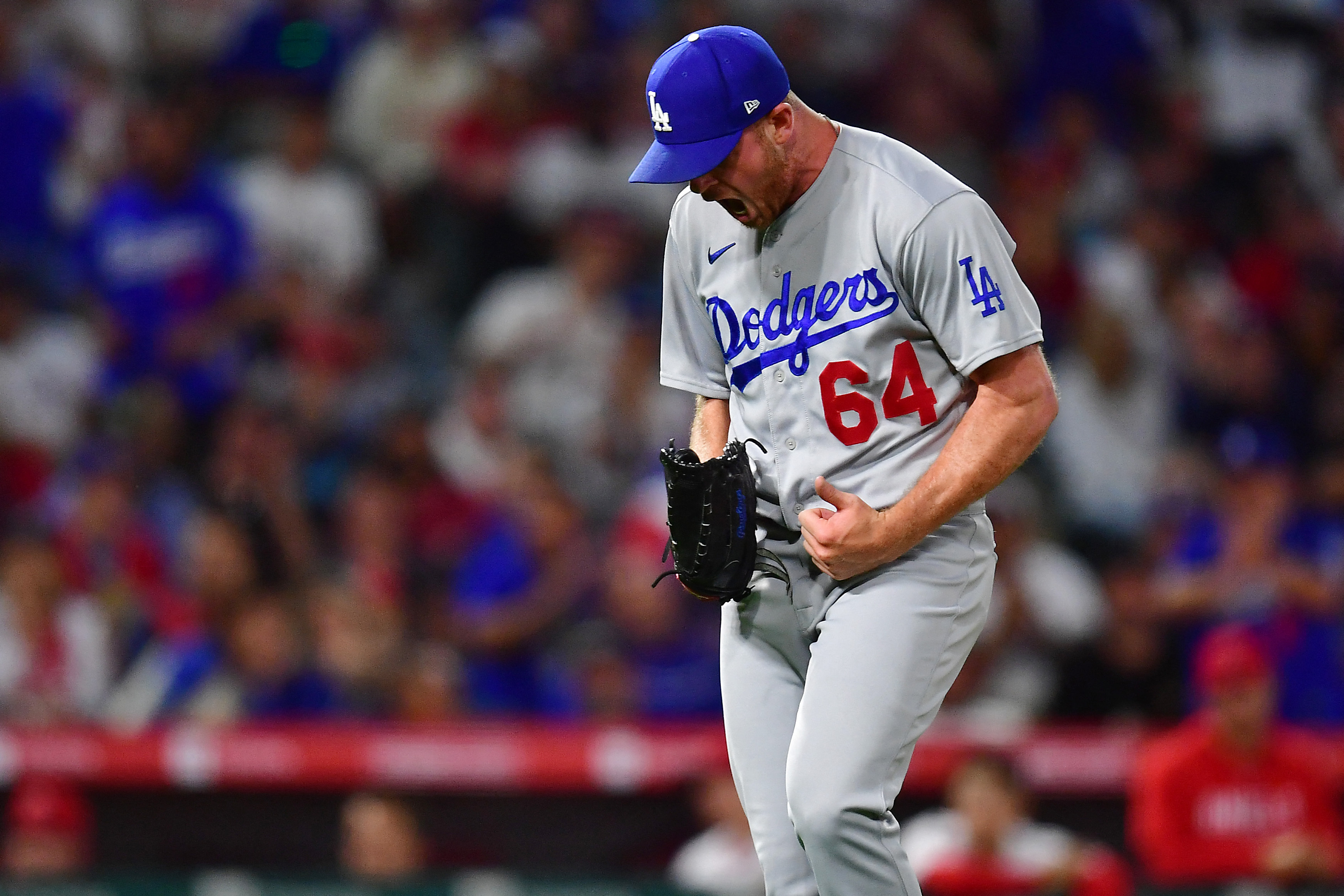 Clayton Kershaw, Dodgers win pitchers' duel vs. Angels