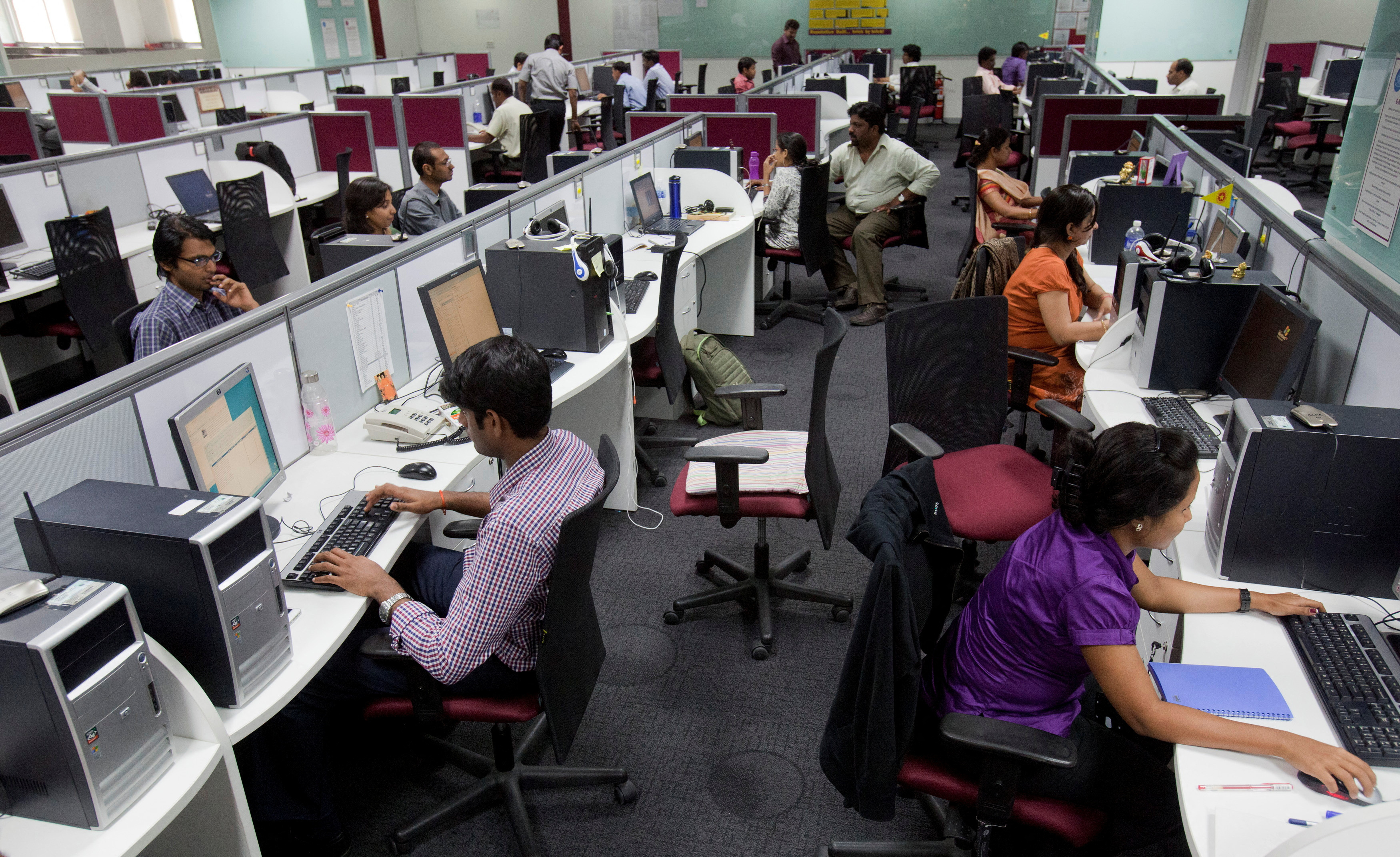 Как будет работать центр. Индус в офисе. Офис в Индии. Информационные технологии Индии. Офис программистов в Америке.