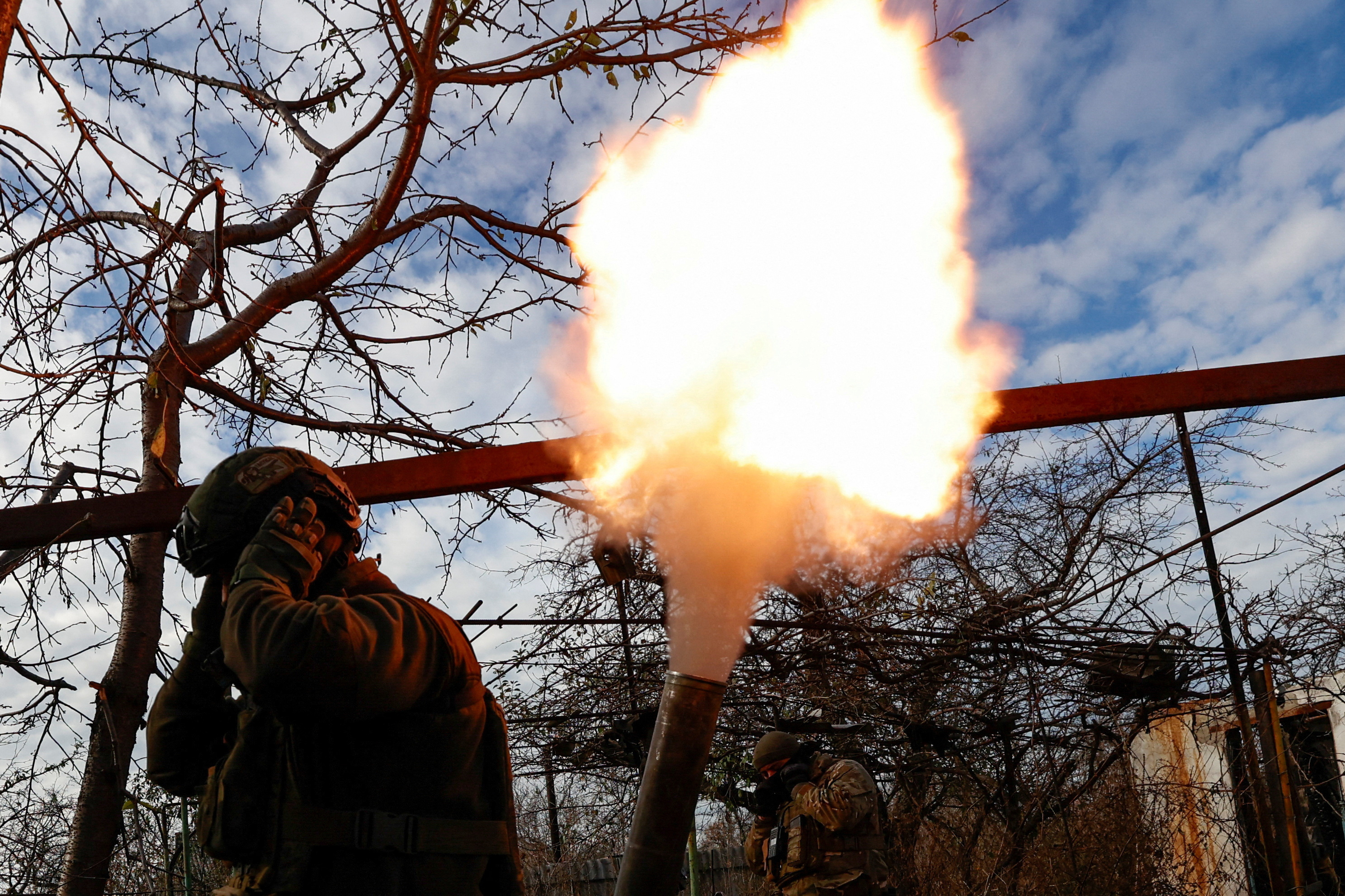 Các thành viên của đơn vị Mục đích đặc biệt Omega của Lực lượng Vệ binh Quốc gia Ukraine bắn súng cối về phía quân đội Nga ở thị trấn tiền tuyến Avdiivka