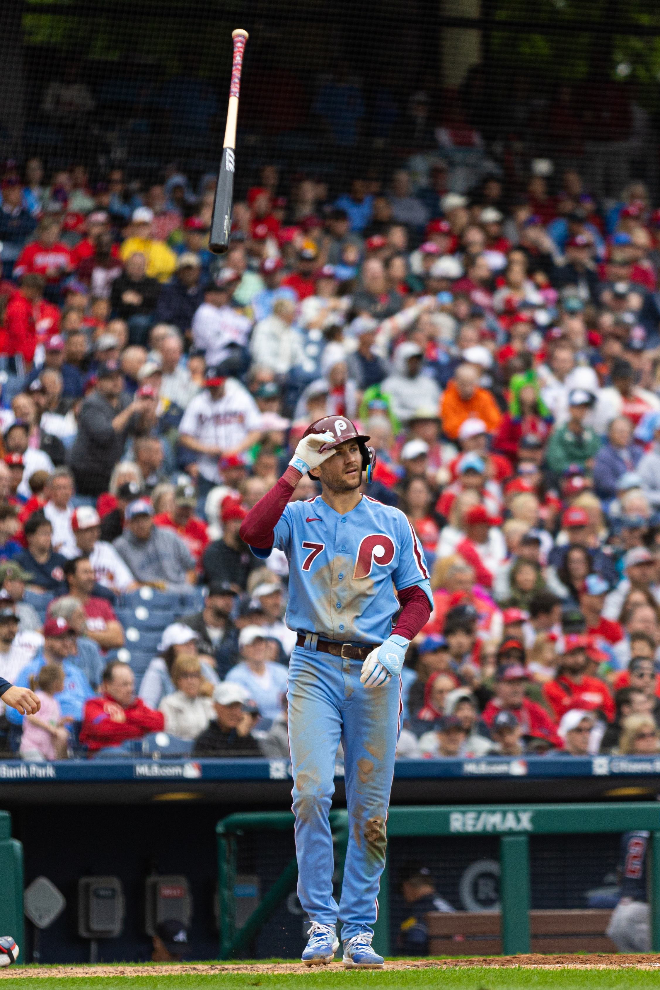 Braves erupt in 10th to get past Phillies 5-1