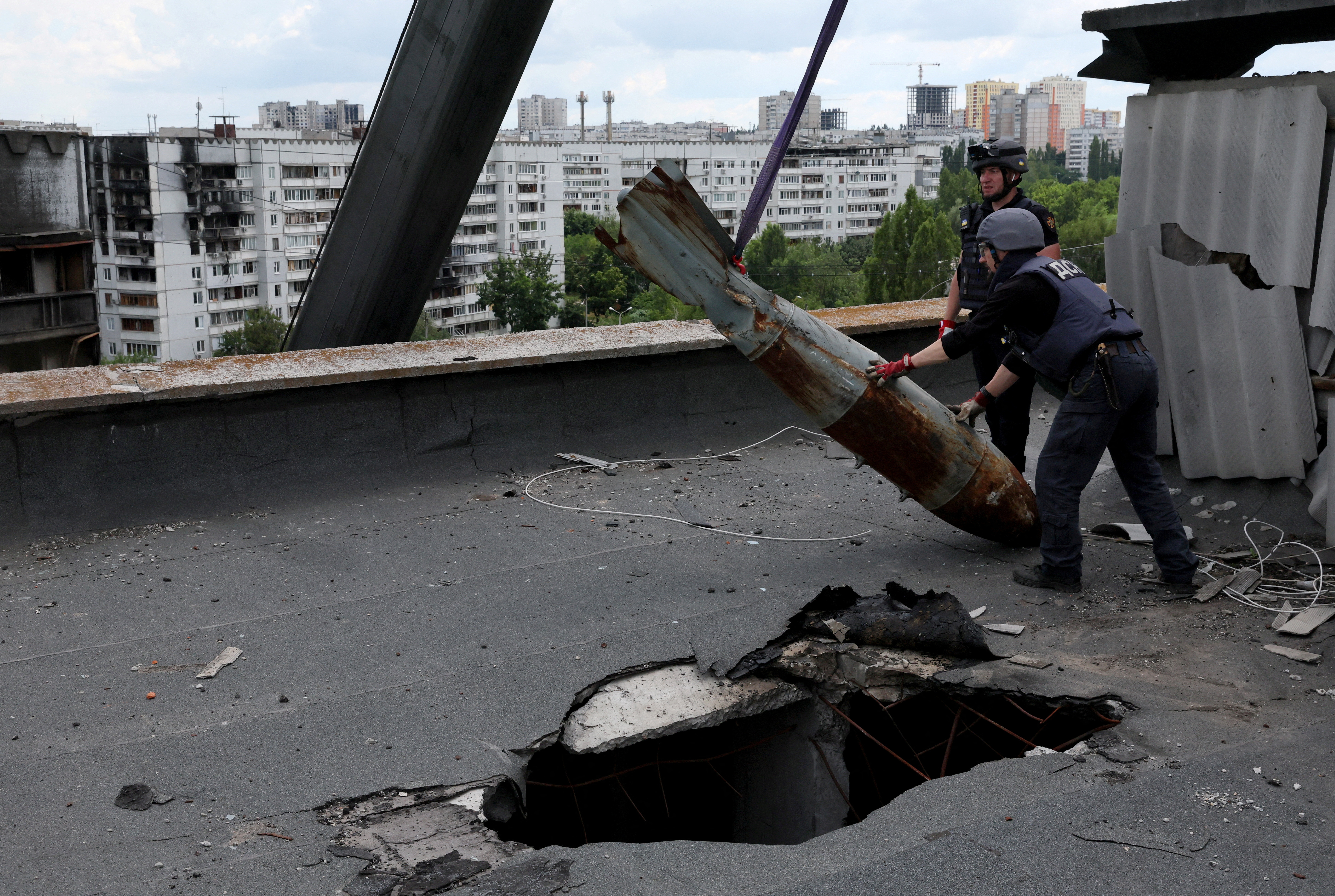 Bomb removal in Kharkiv