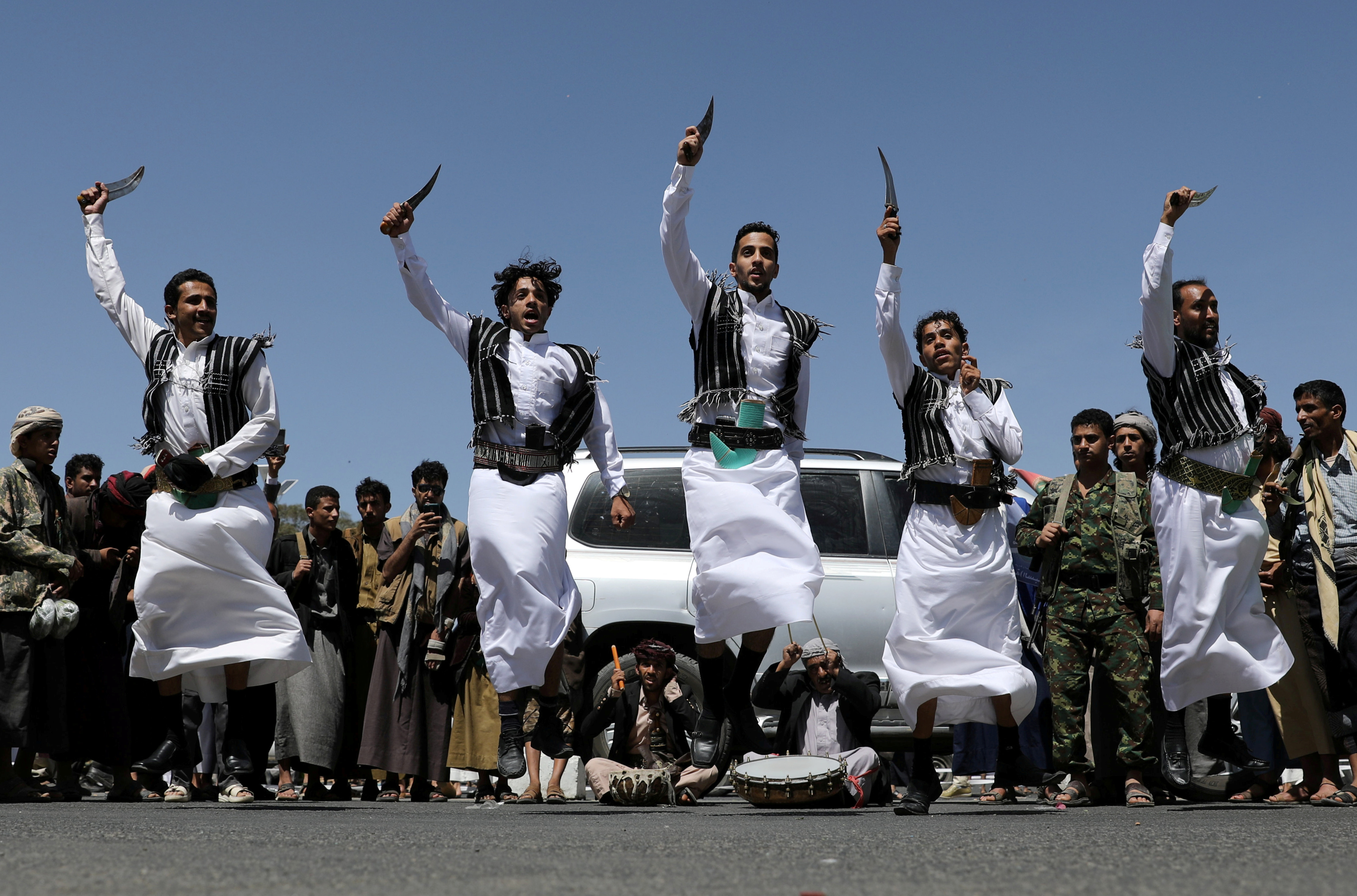 Los partidarios hutíes realizan la danza tradicional de Baraa durante una ceremonia celebrada para recoger suministros para los combatientes hutíes en Saná
