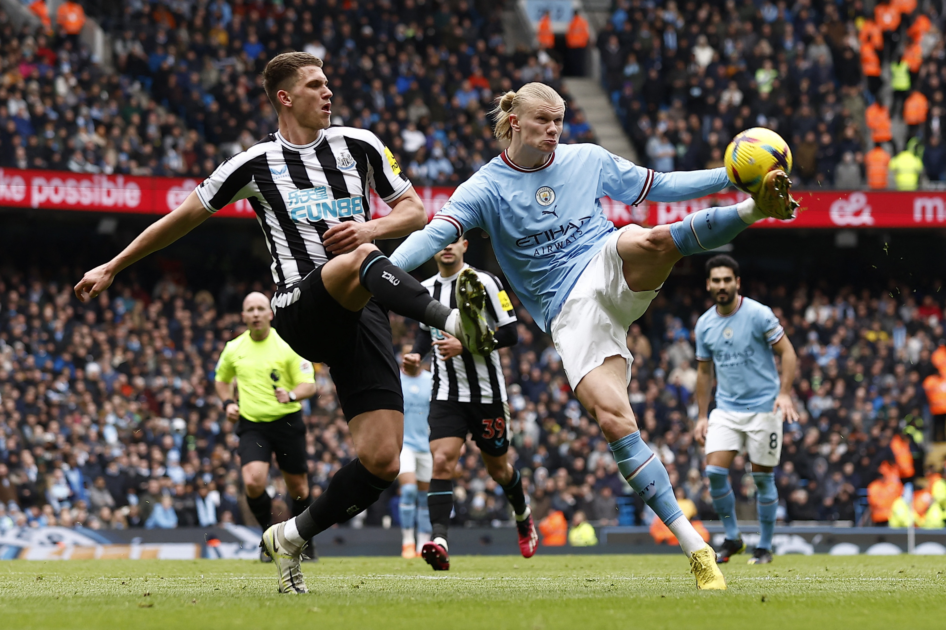 Man City beat Newcastle 2-0 to maintain pressure on Arsenal | Reuters