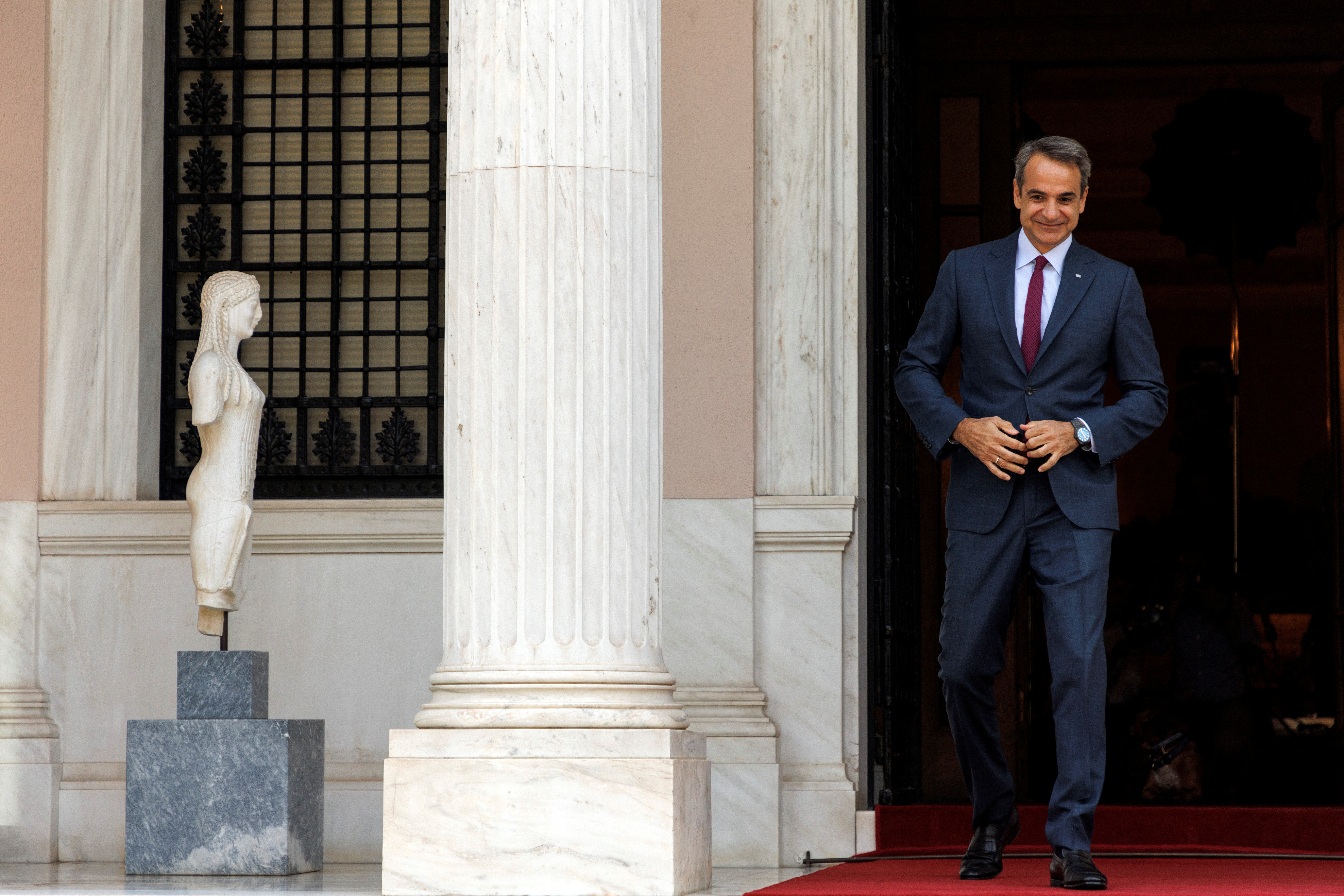Greek PM Mitsotakis meets his Romanian counterpart Ciuca in Athens